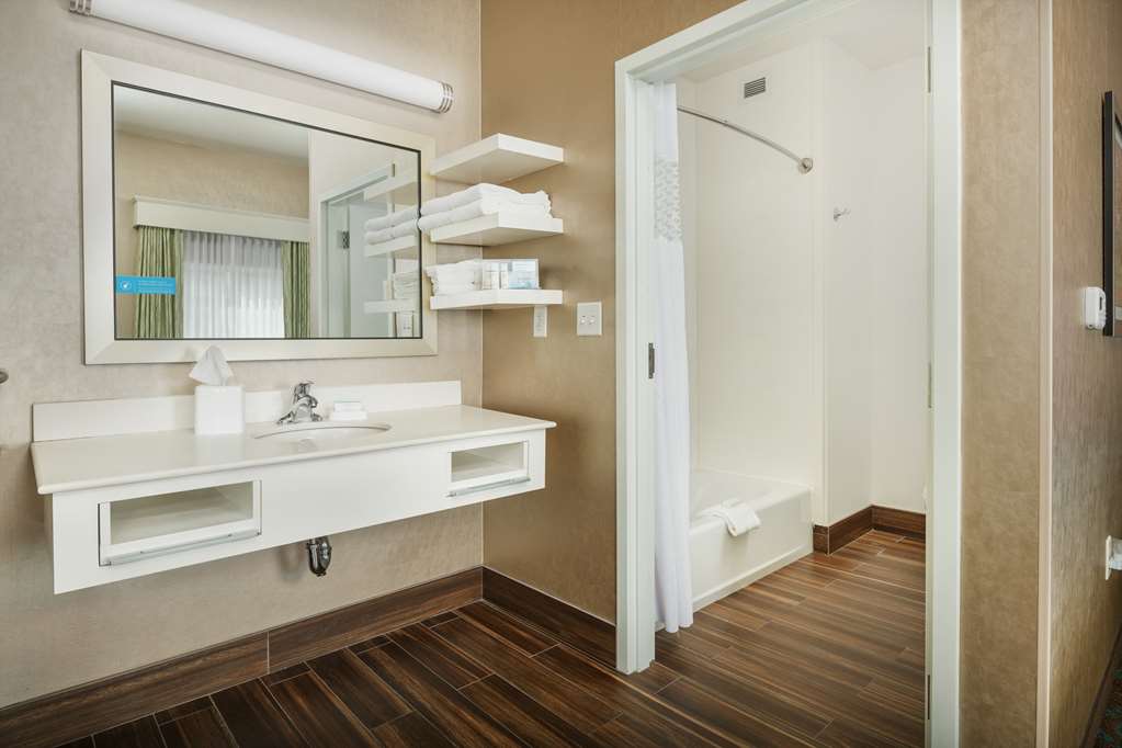 Hampton Inn & Suites Portland/Hillsboro-Everg-guestroom-Guest Room,Bathroom,On-Site.jpg