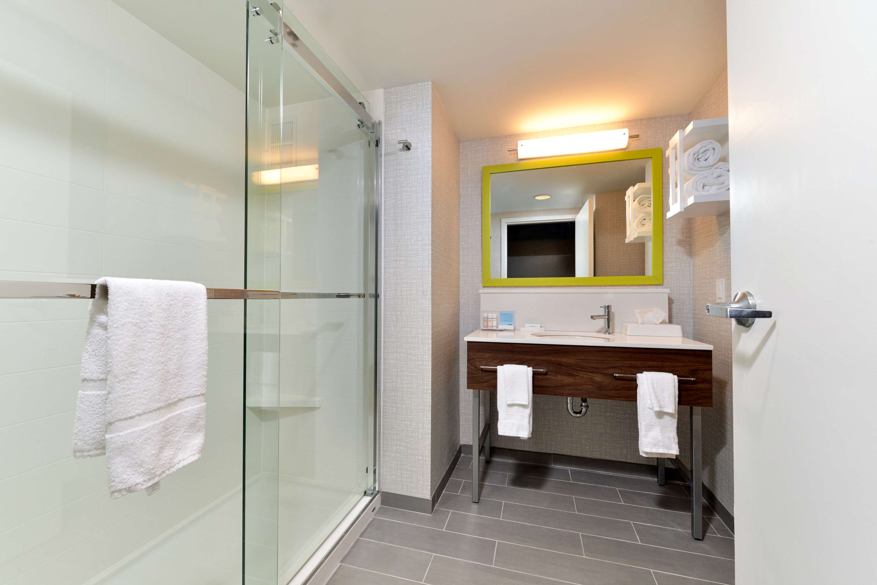 Guest room bath