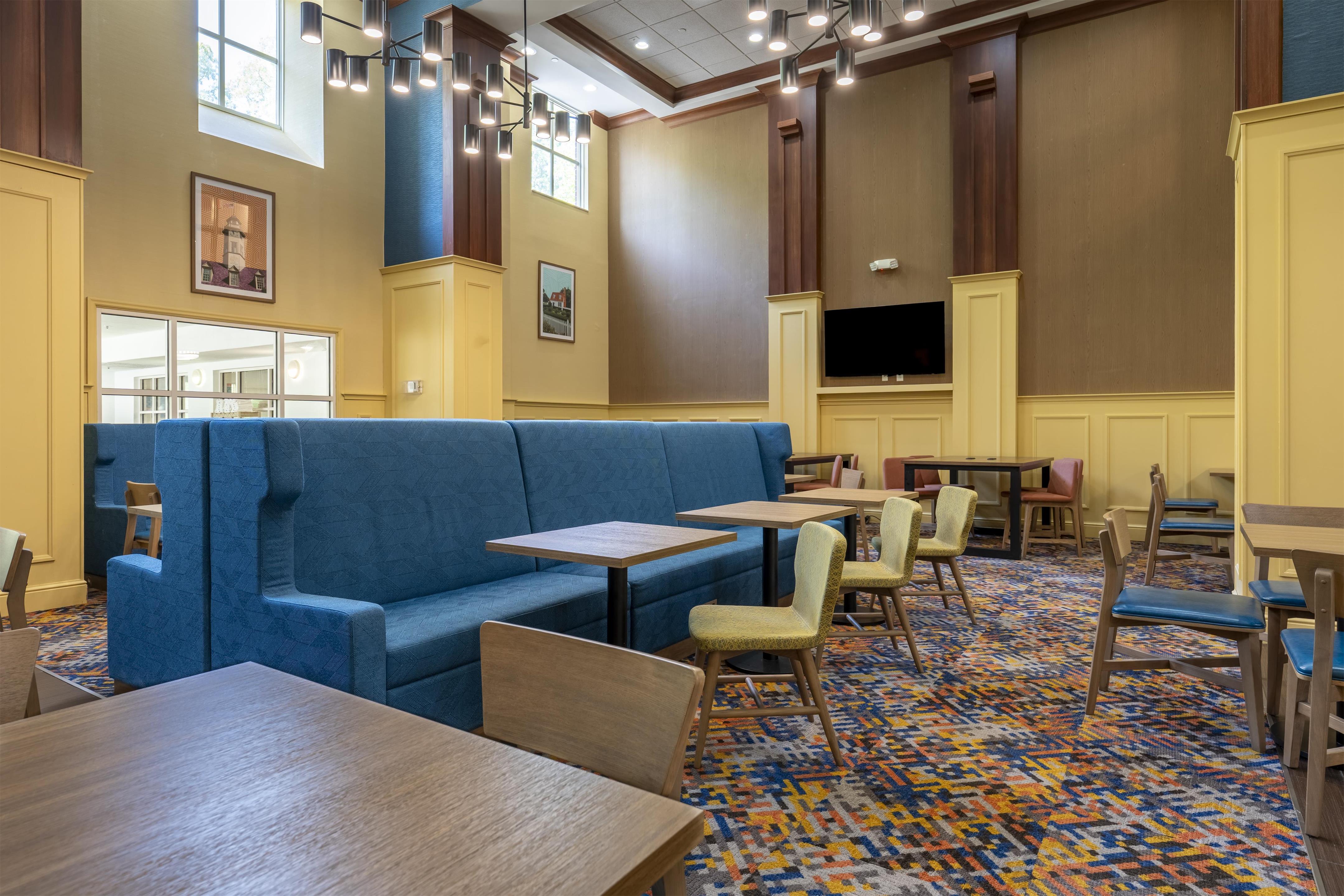 Lobby | Hampton Inn & Suites Williamsburg Historic District