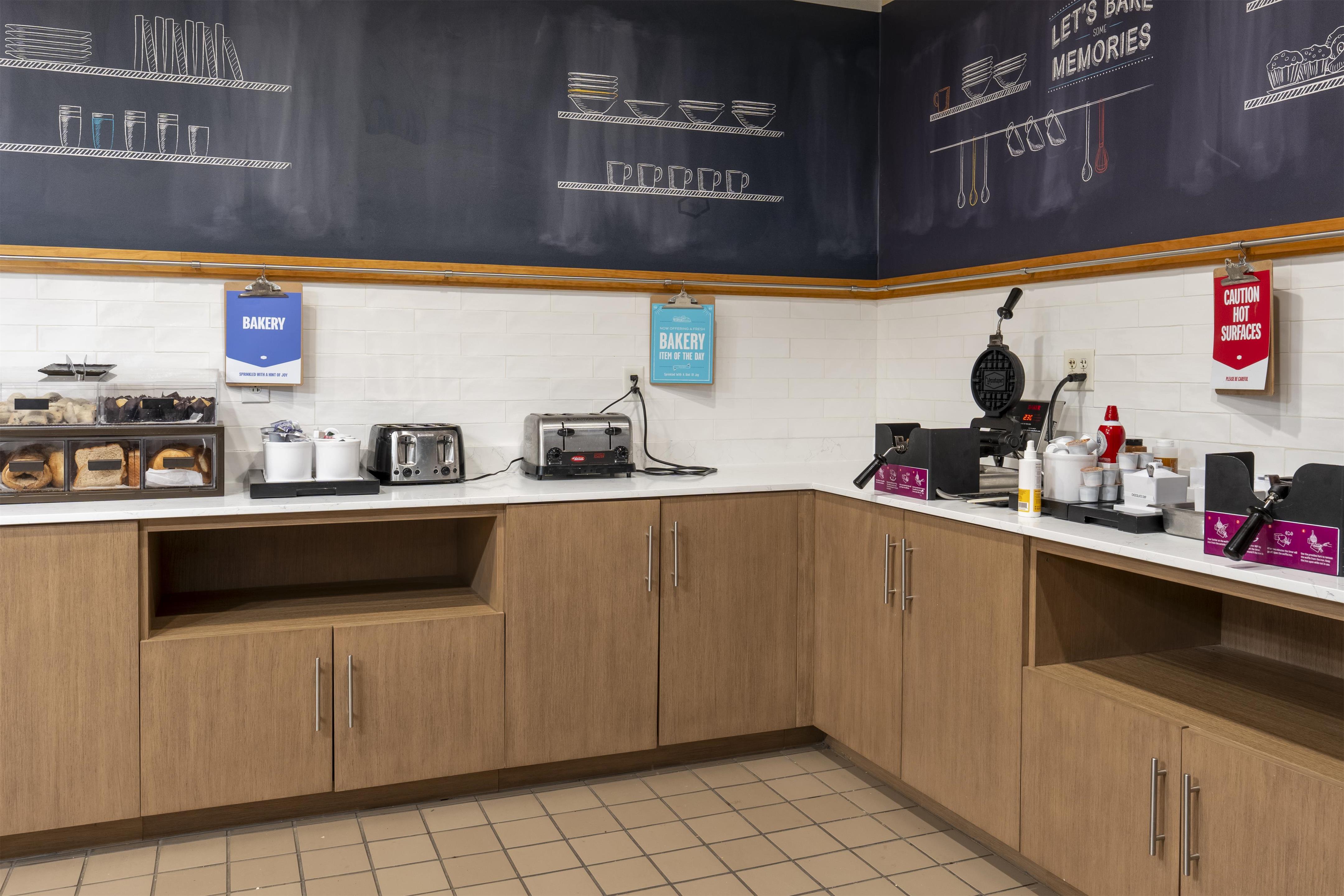 Breakfast Area | Hampton Inn & Suites Williamsburg Historic District