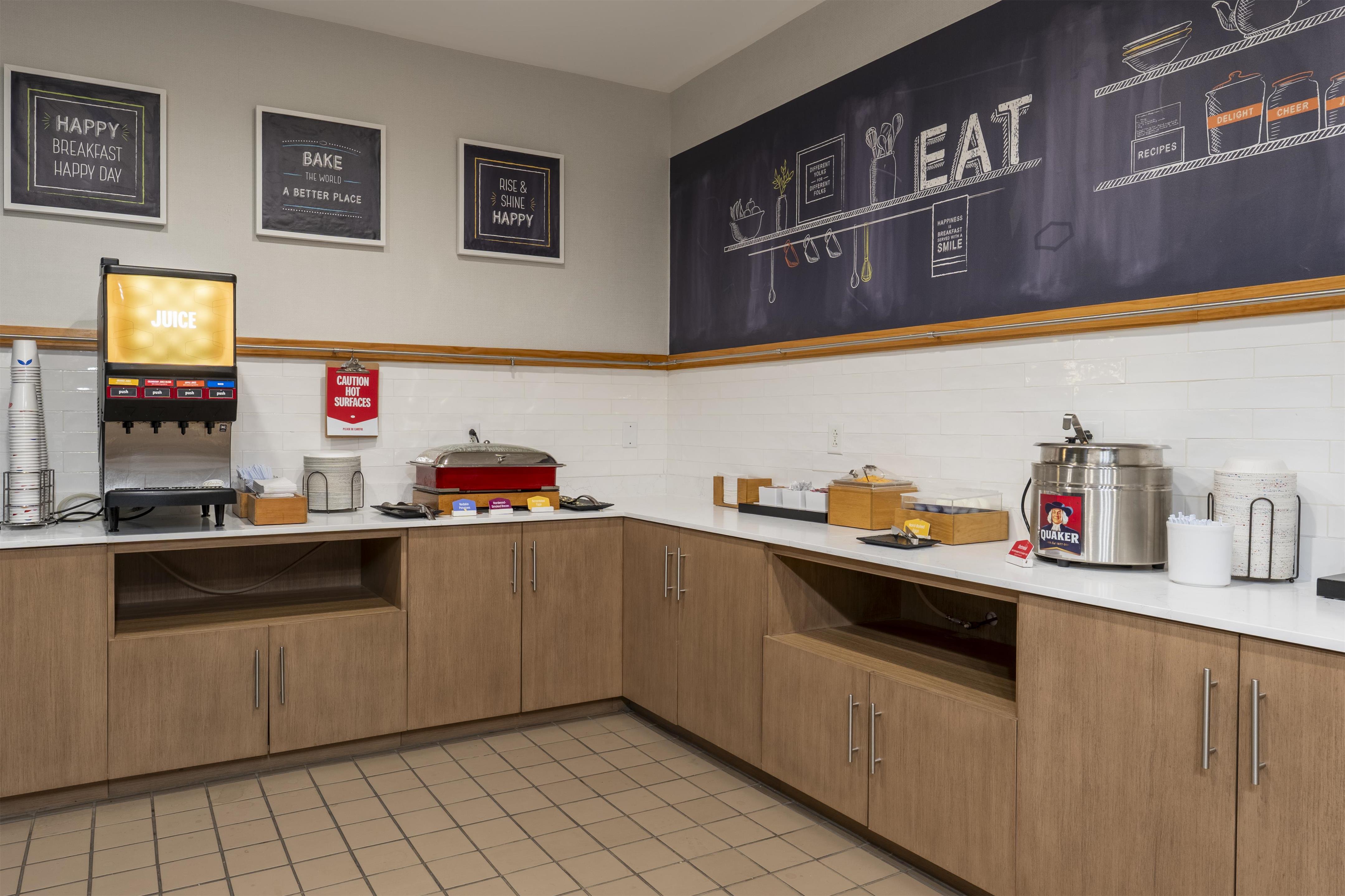 Breakfast Area | Hampton Inn & Suites Williamsburg Historic District