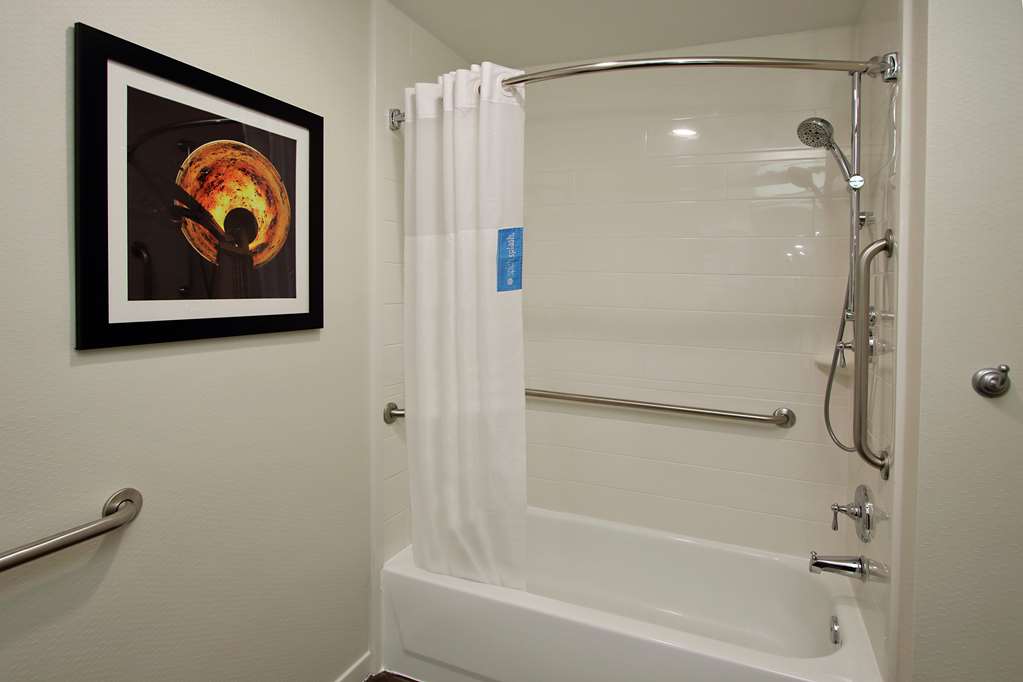 Hampton Inn Philadelphia/Great Valley/Malvern, PA-guestroom-Guest Room,Bathroom,On-Site.jpg
