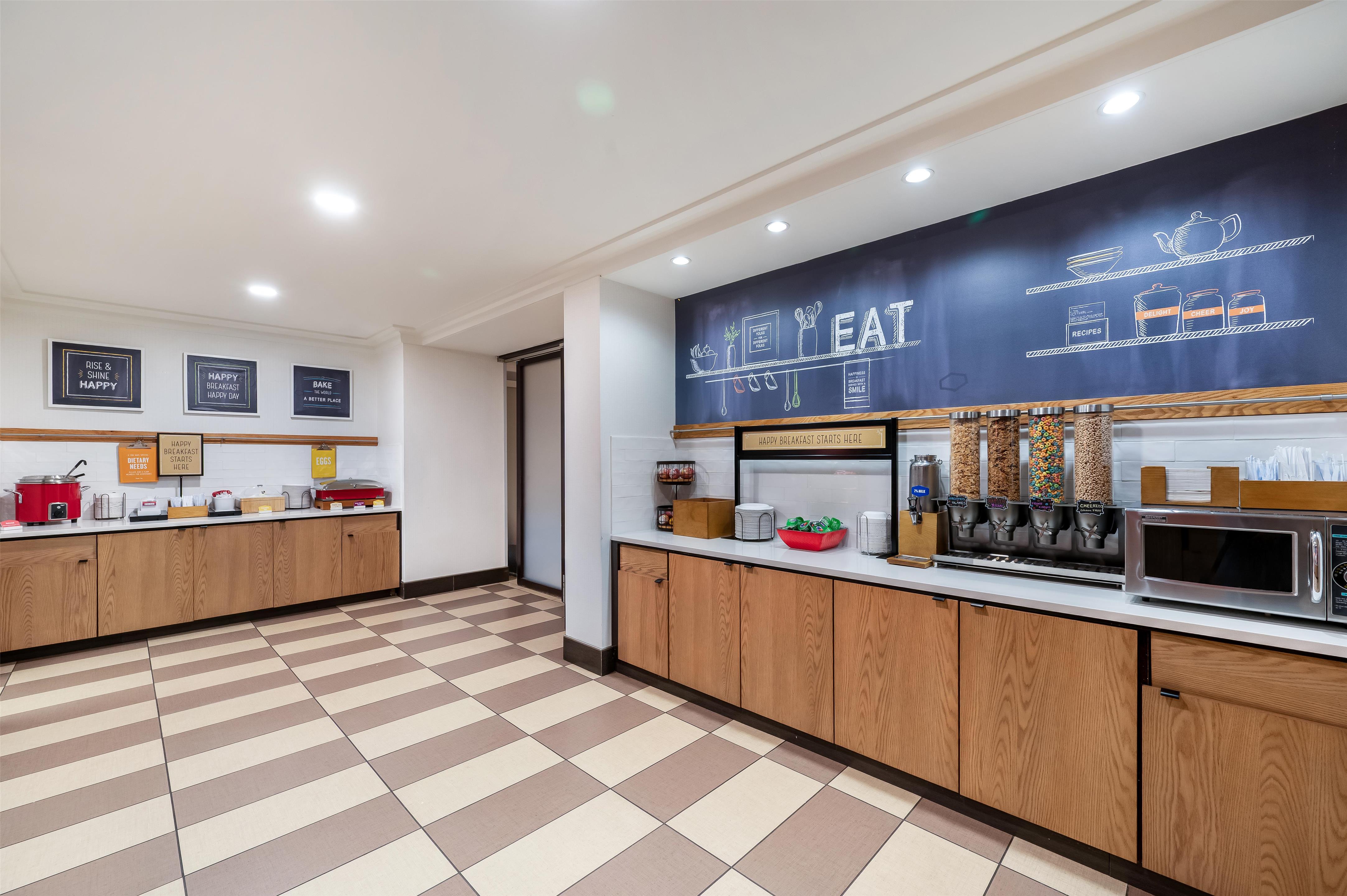 Breakfast Area | Hampton Inn Philadelphia/Plymouth Meeting