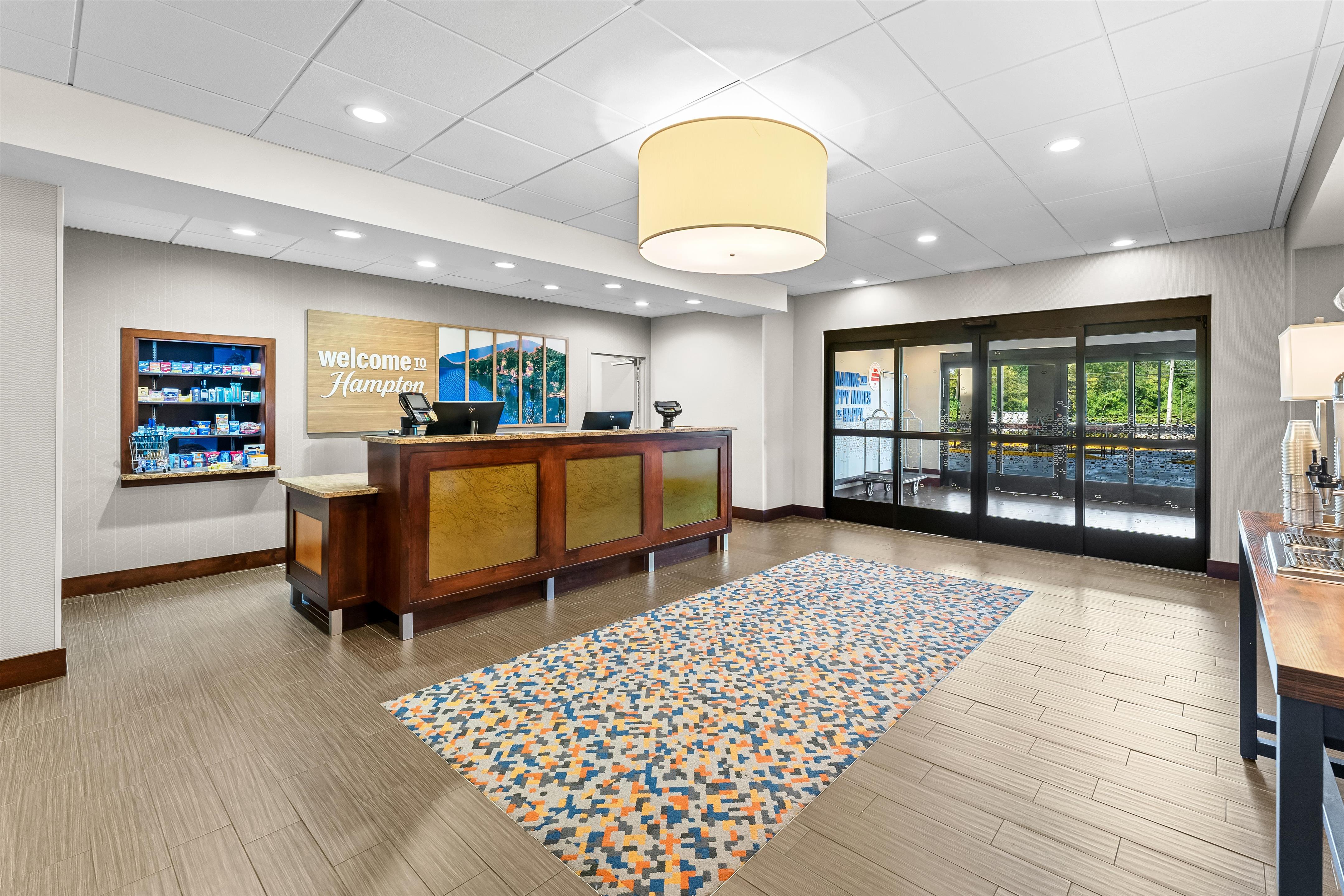 Lobby | Hampton Inn & Suites Philadelphia/Bensalem
