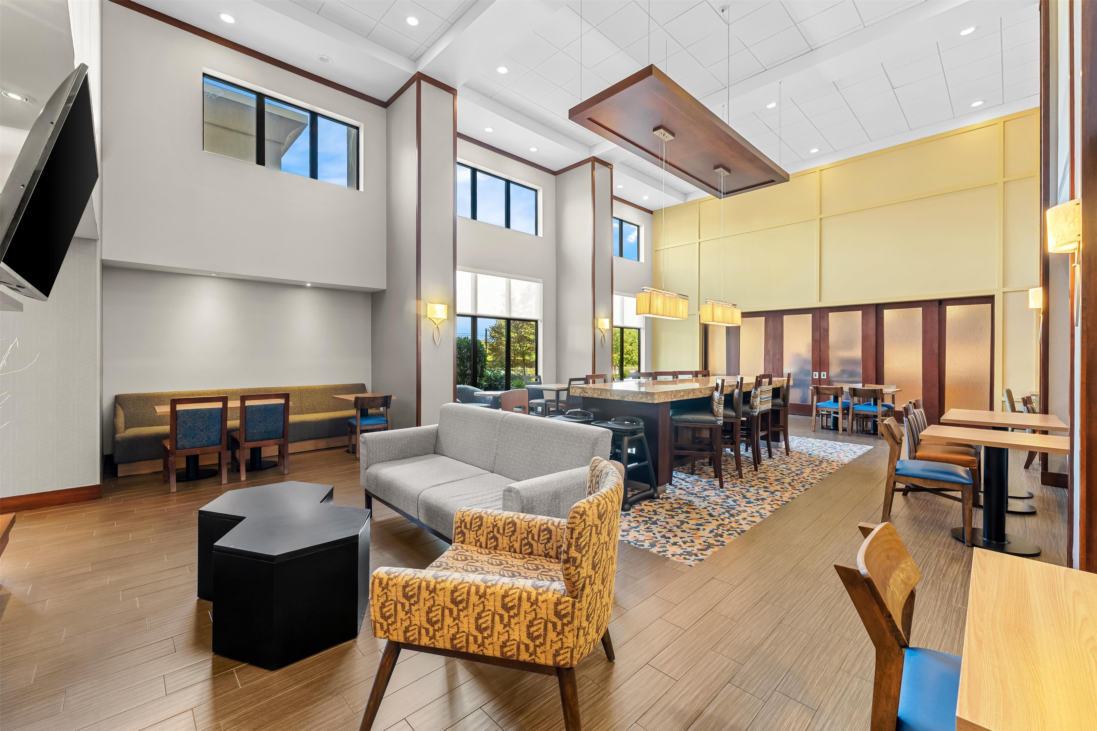 Lobby | Hampton Inn & Suites Philadelphia/Bensalem