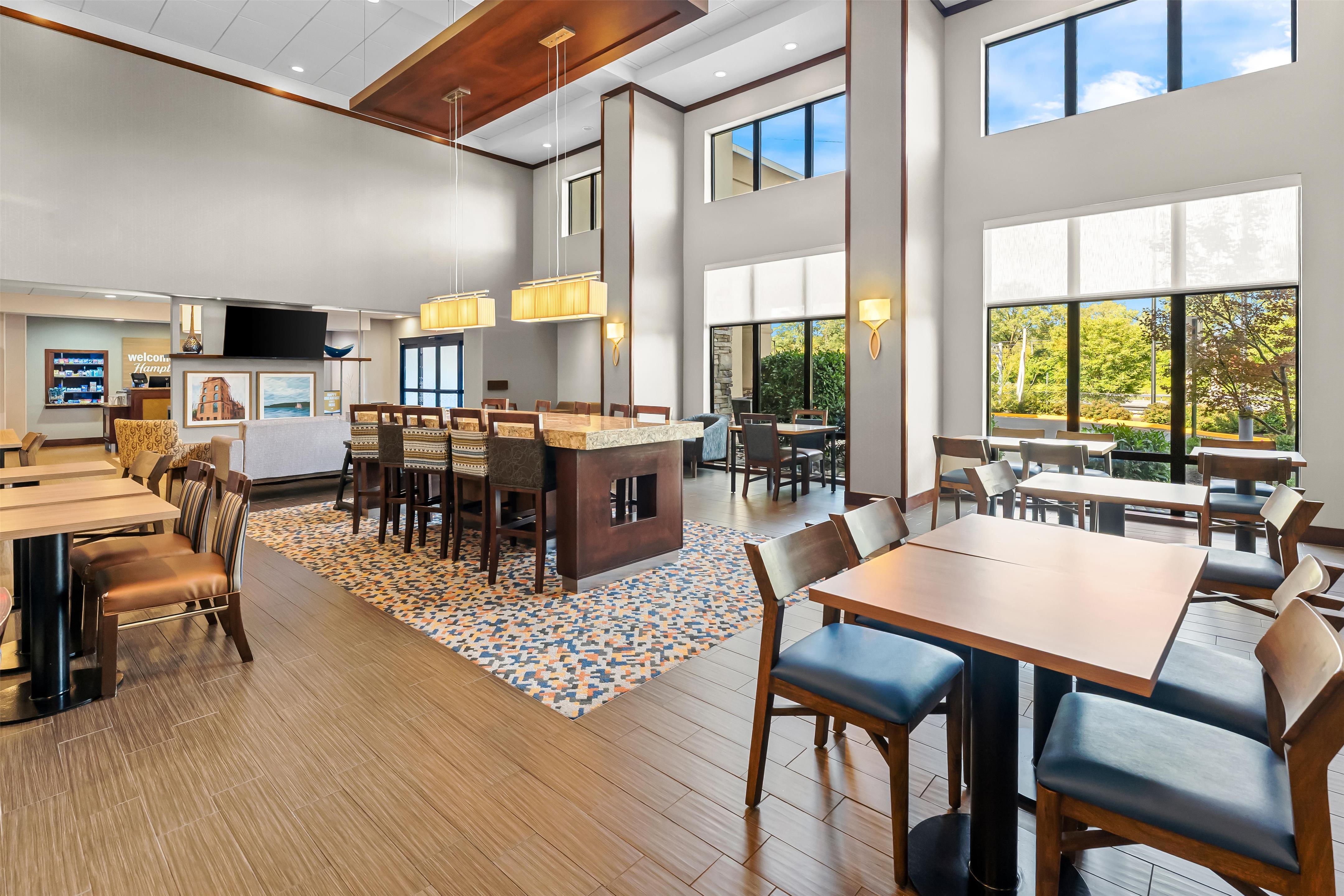 Lobby | Hampton Inn & Suites Philadelphia/Bensalem