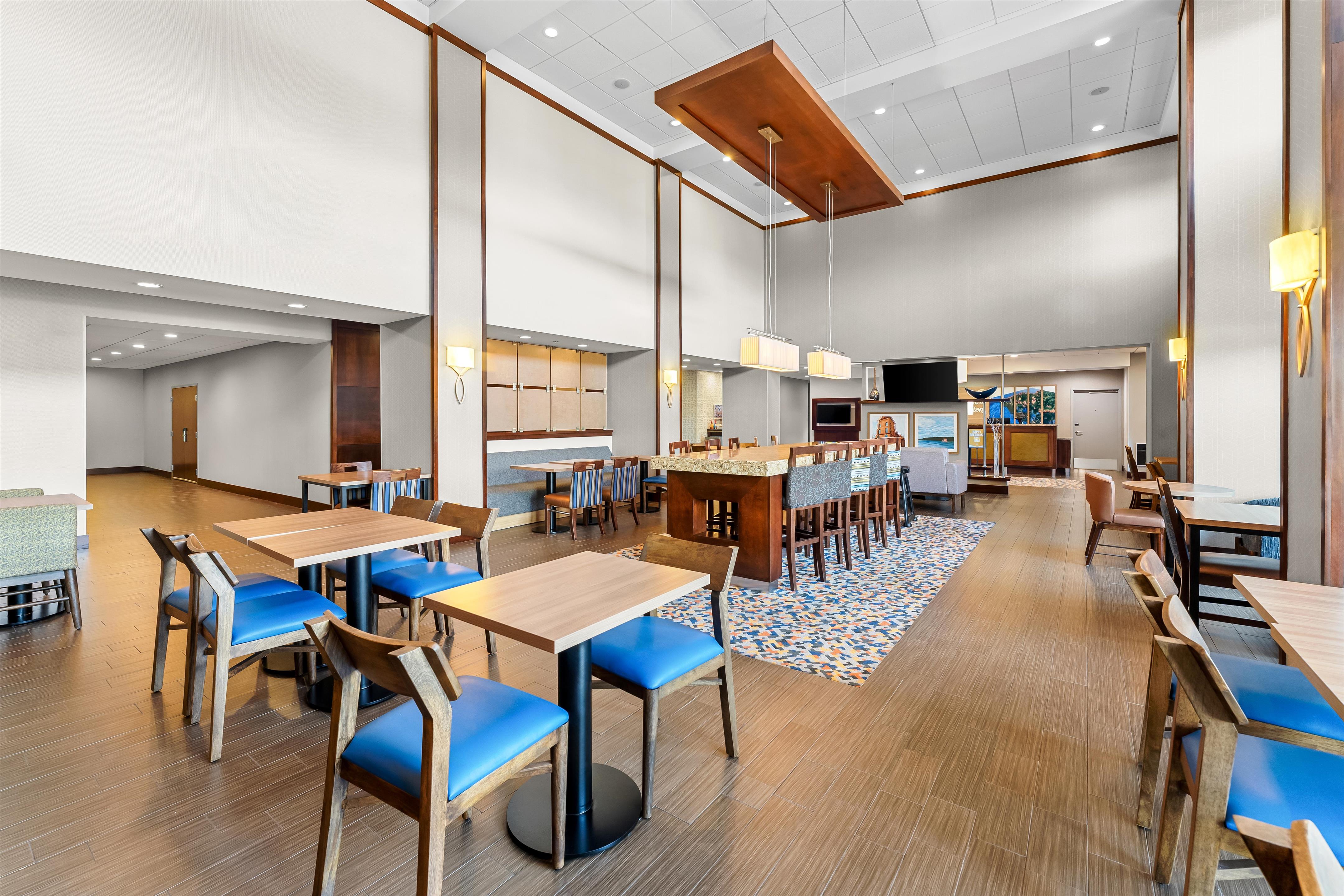 Lobby | Hampton Inn & Suites Philadelphia/Bensalem