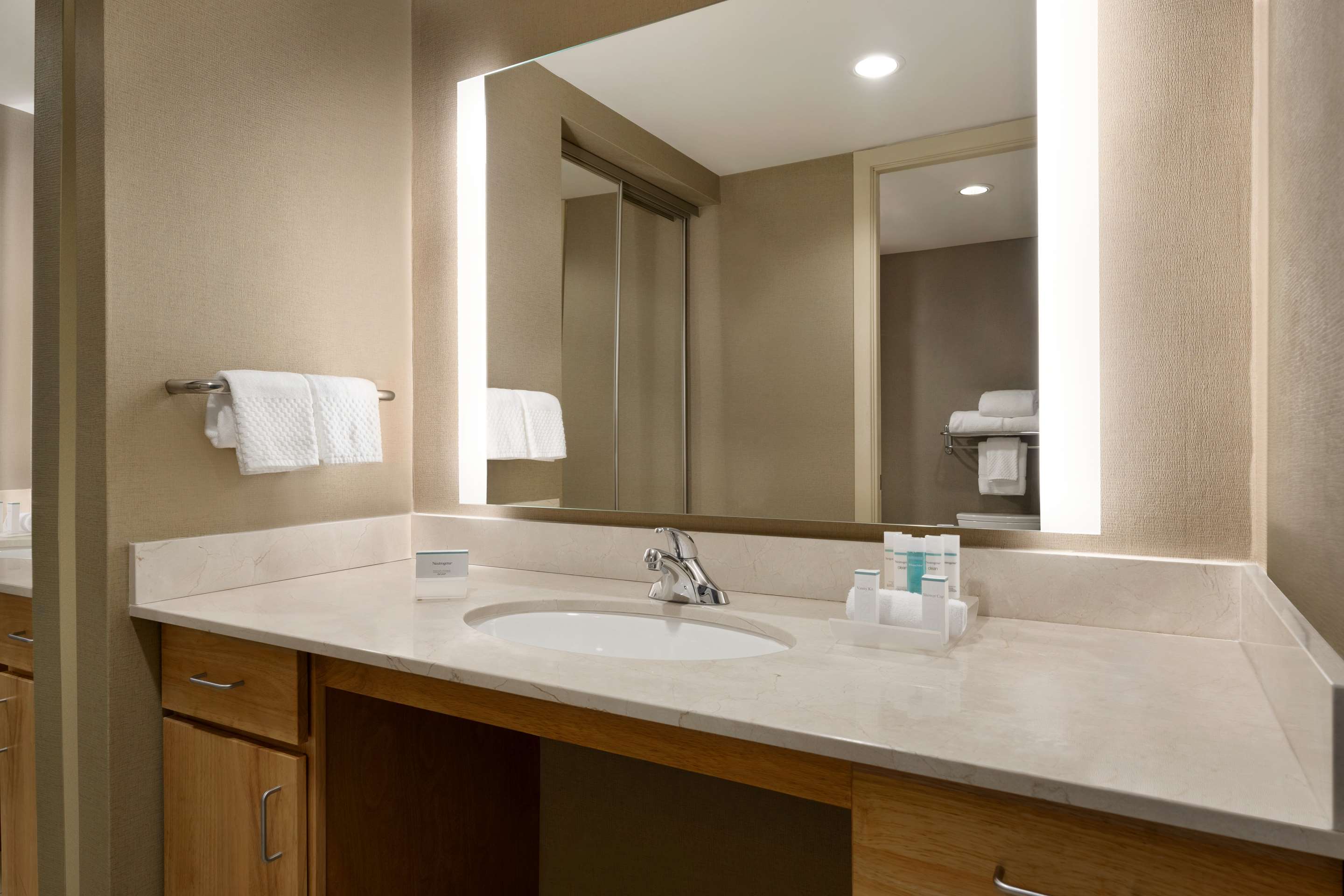 Guest room bath