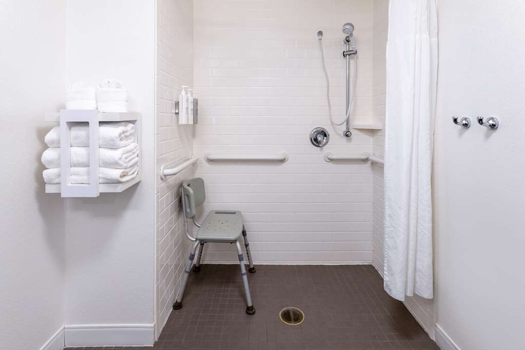 HAMPTON INN AND SUITES VALLEY FORGE-guestroom-Guest Room,Bathroom,On-Site.jpg