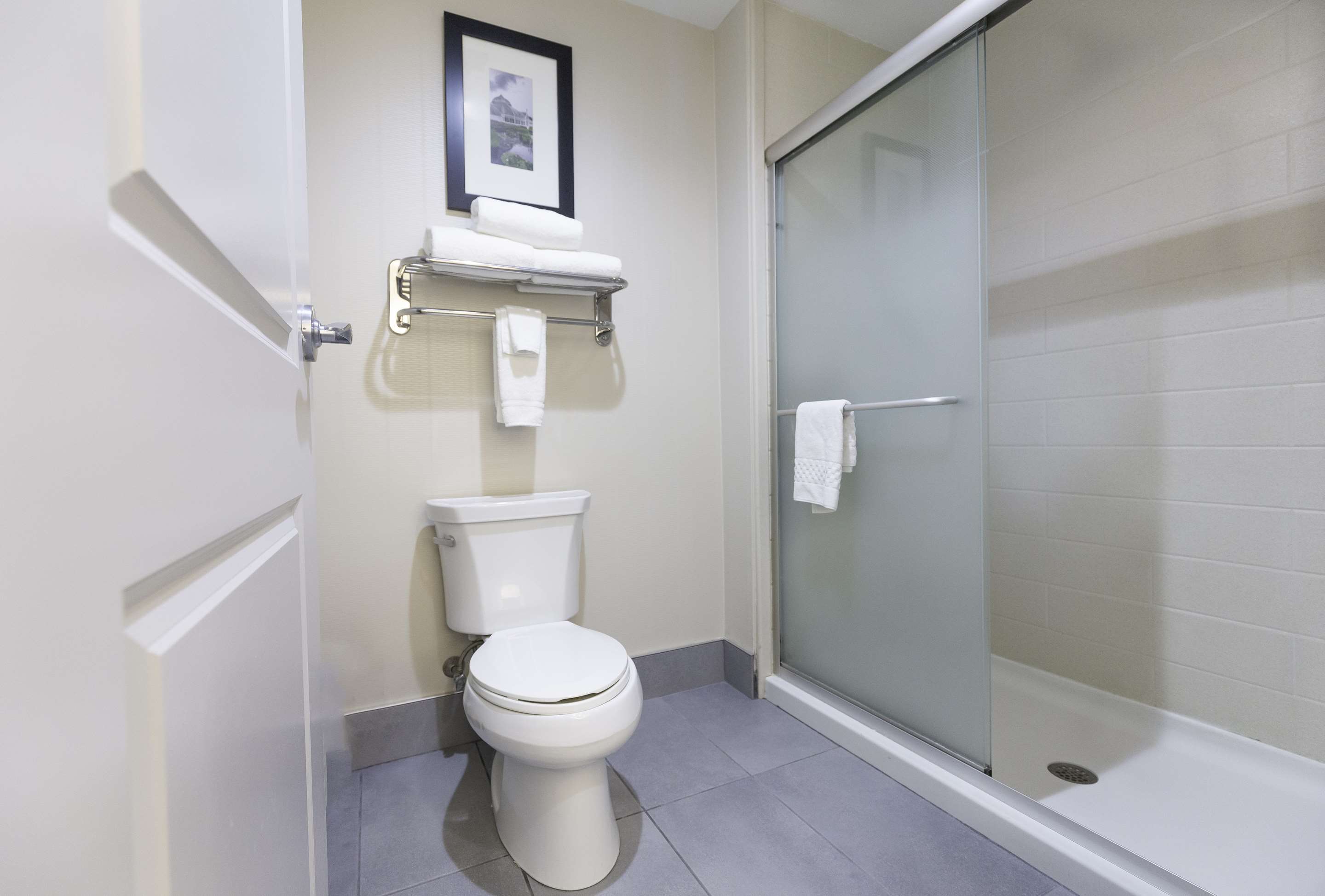 Guest room bath