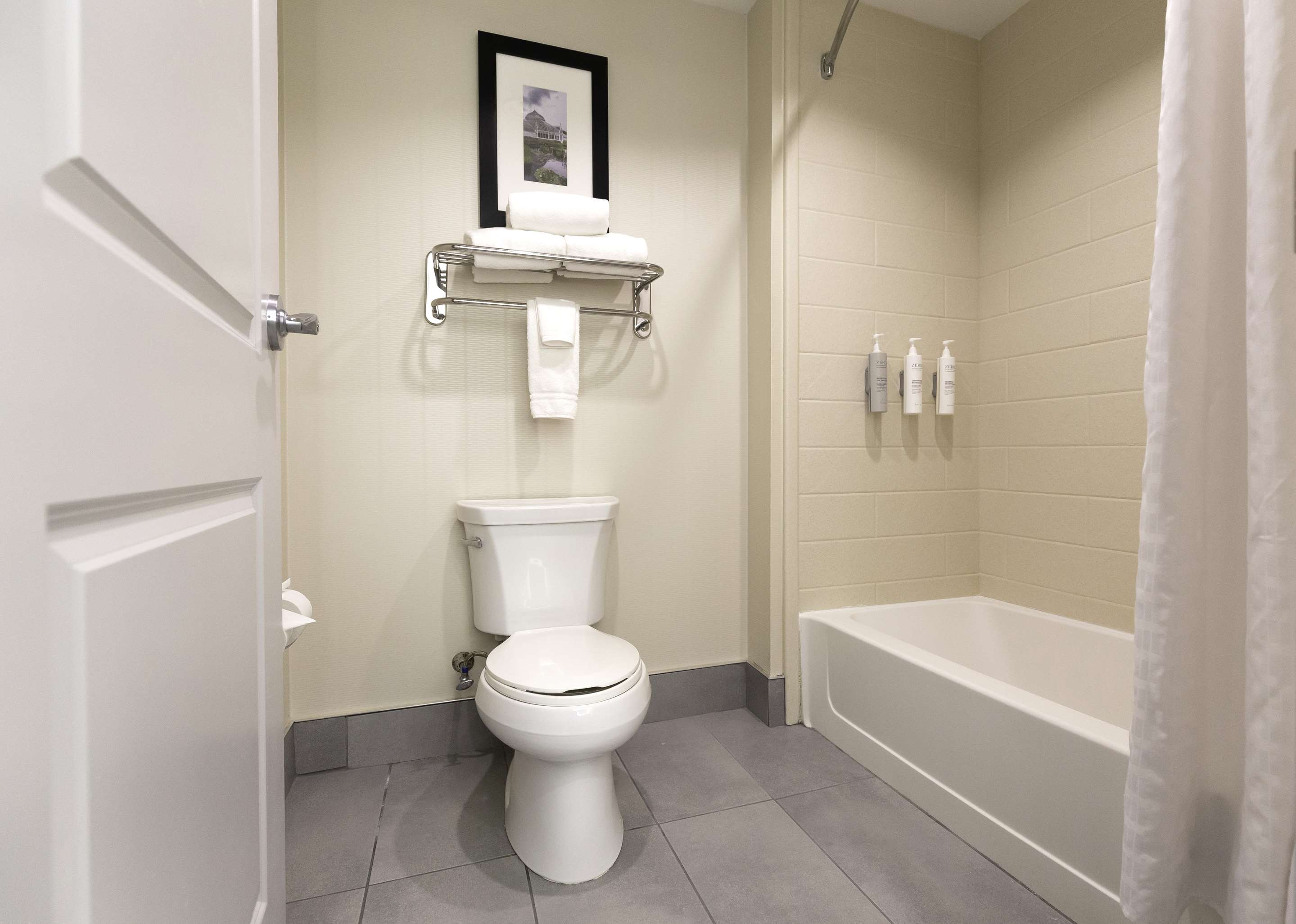 Guest room bath