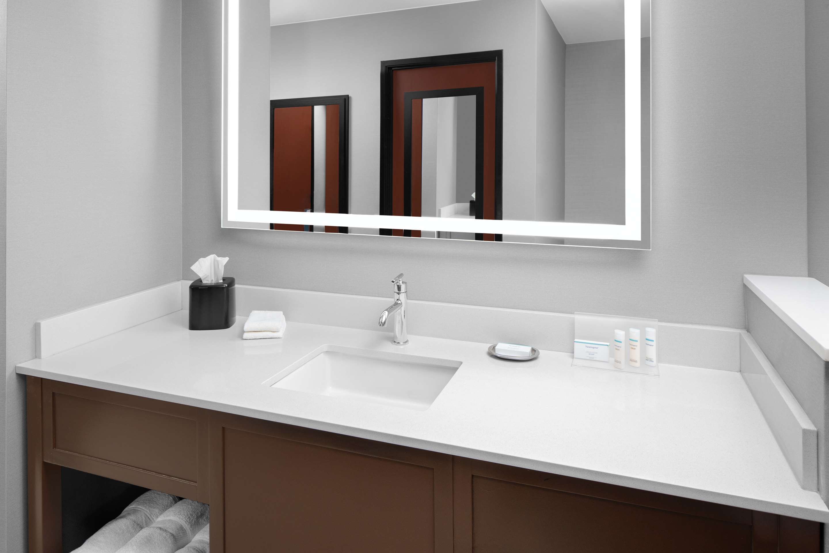 Guest room bath