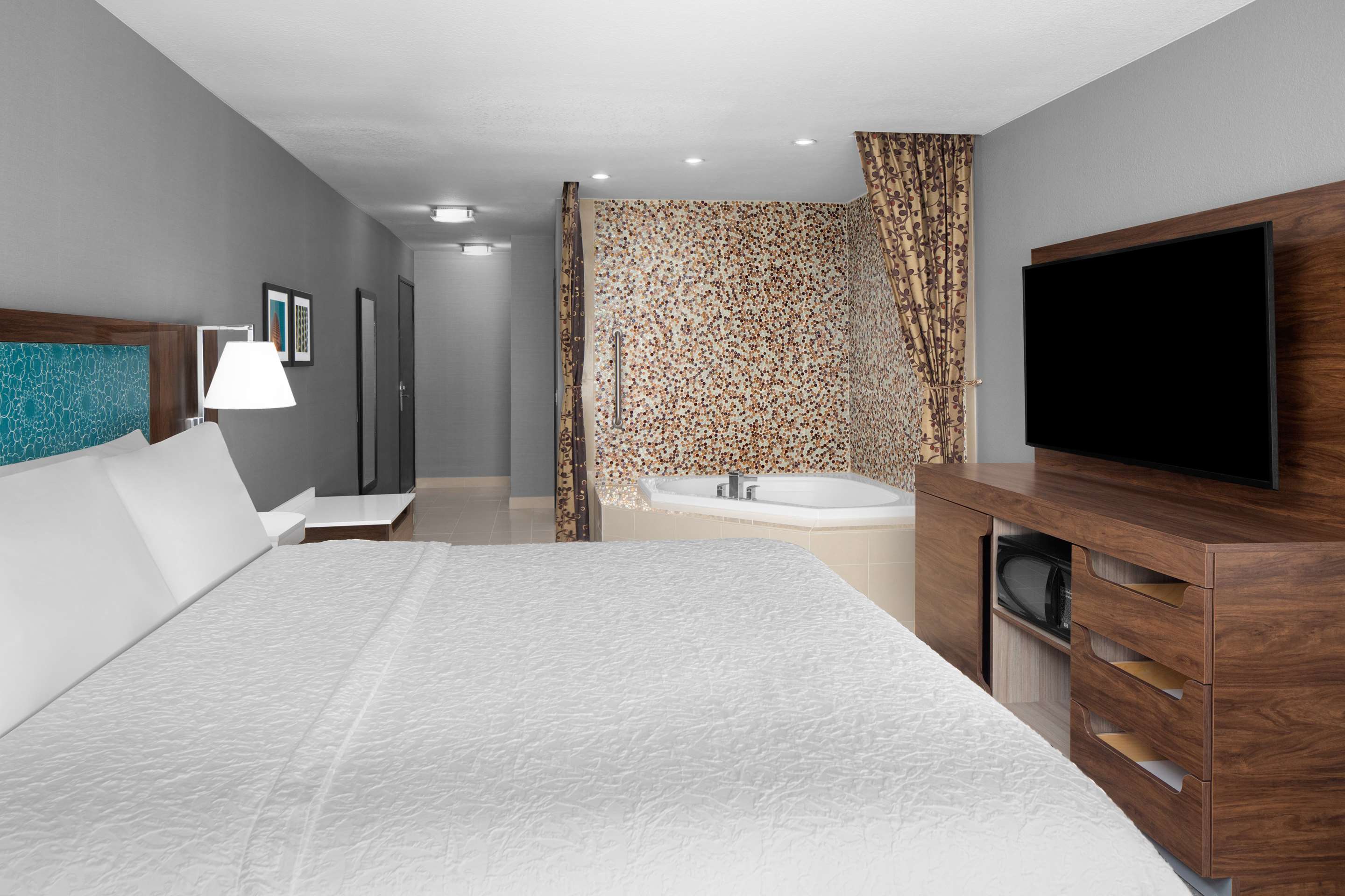 Guest room bath