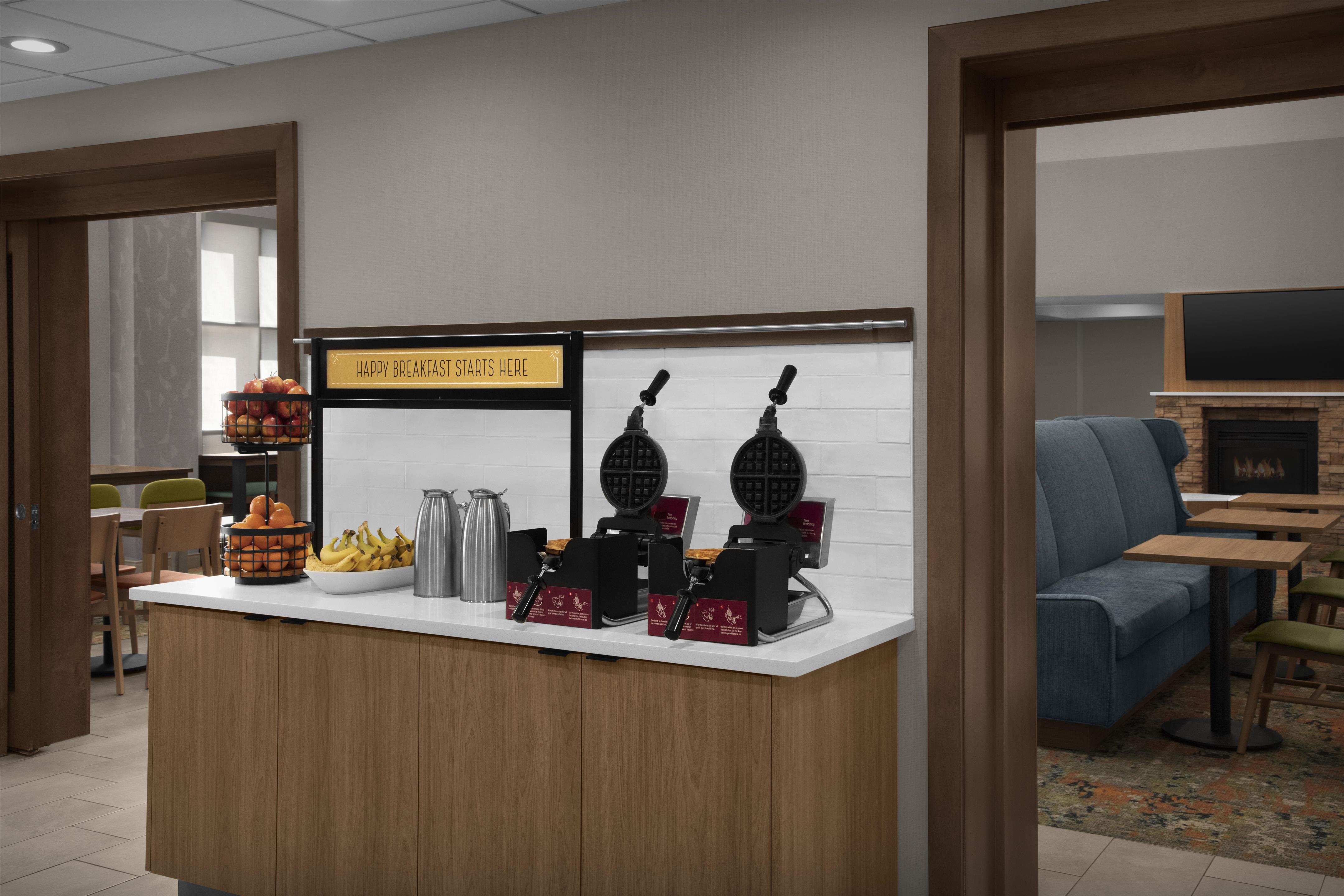 Breakfast Area | Hampton Inn & Suites Phoenix Glendale-Westgate