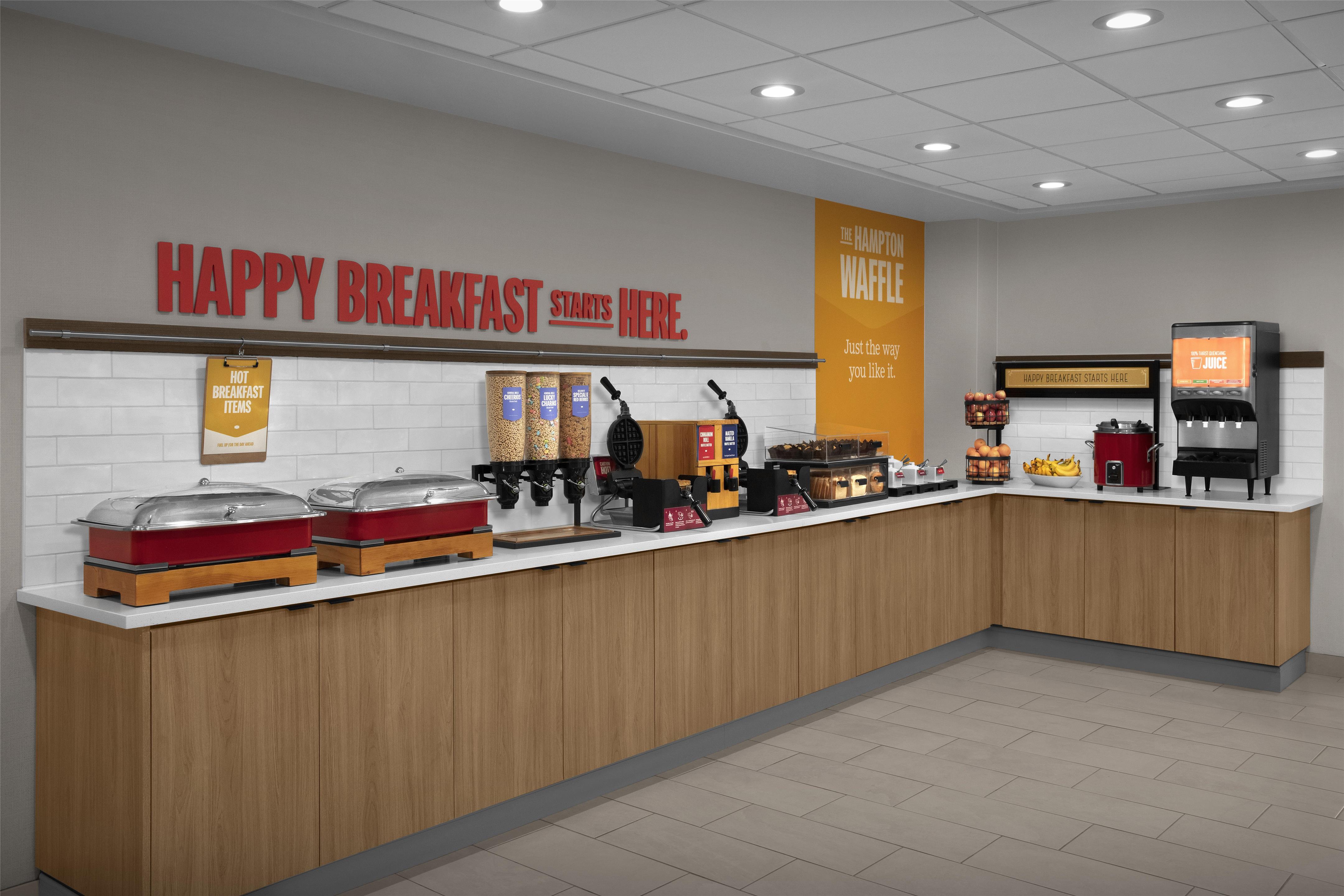 Breakfast Area | Hampton Inn & Suites Phoenix Glendale-Westgate