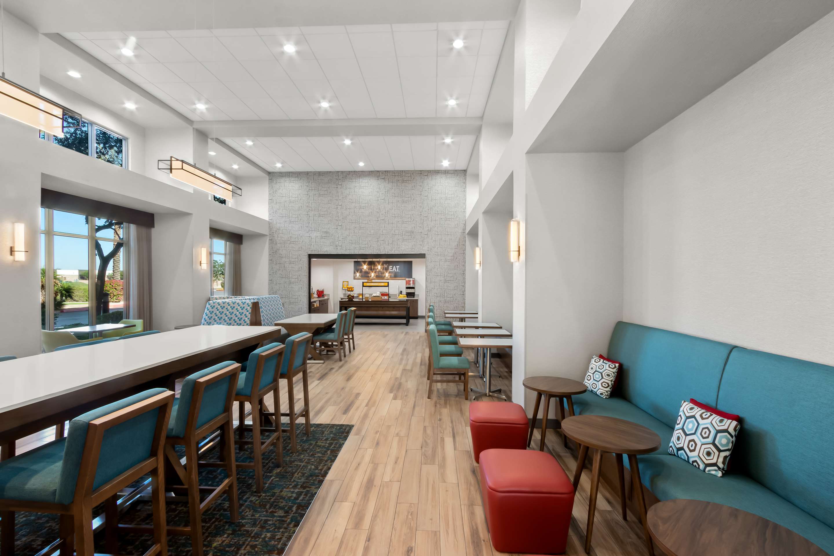 Breakfast Area | Hampton Inn & Suites Phoenix/Gilbert