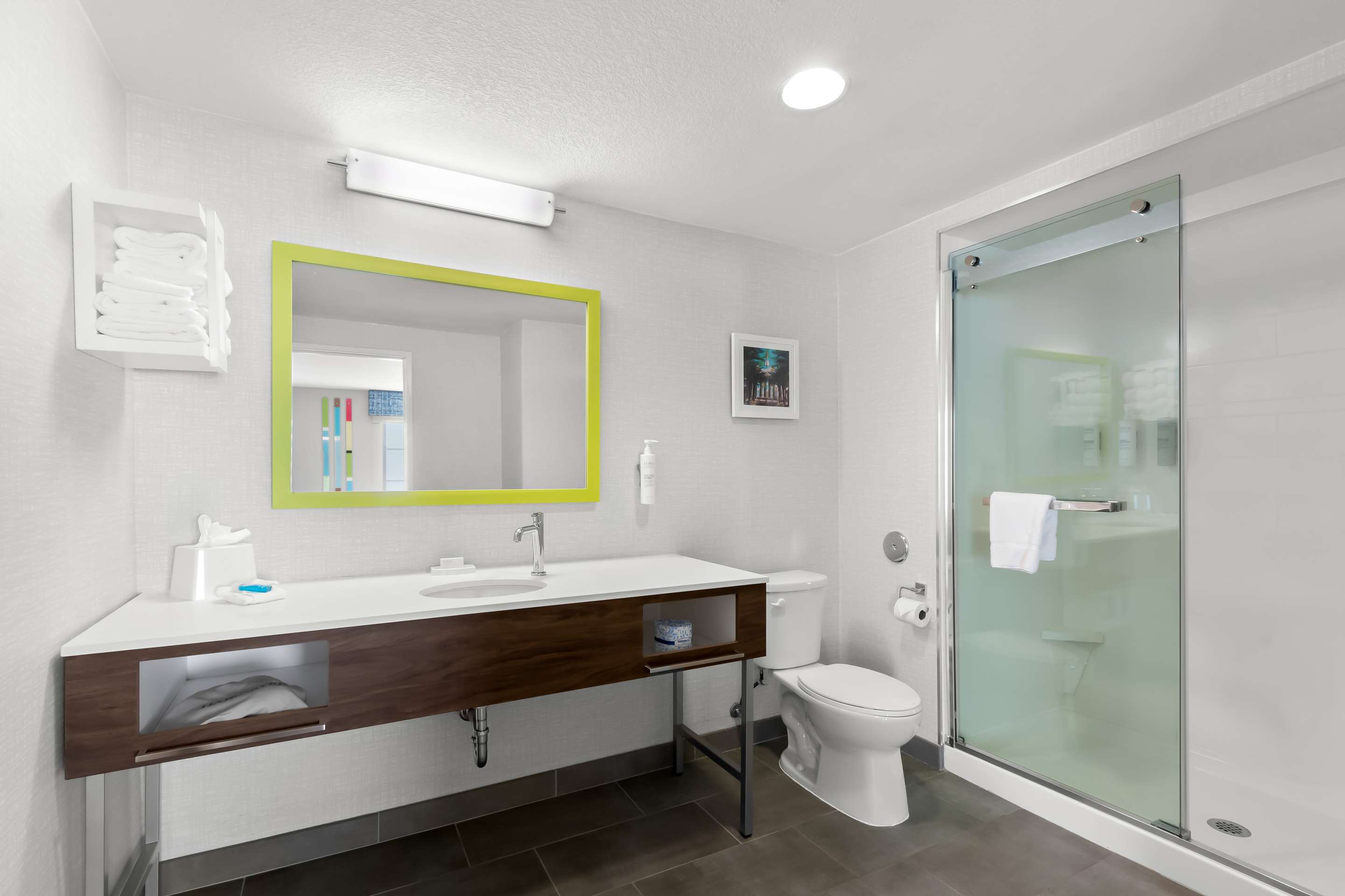 Guest room bath