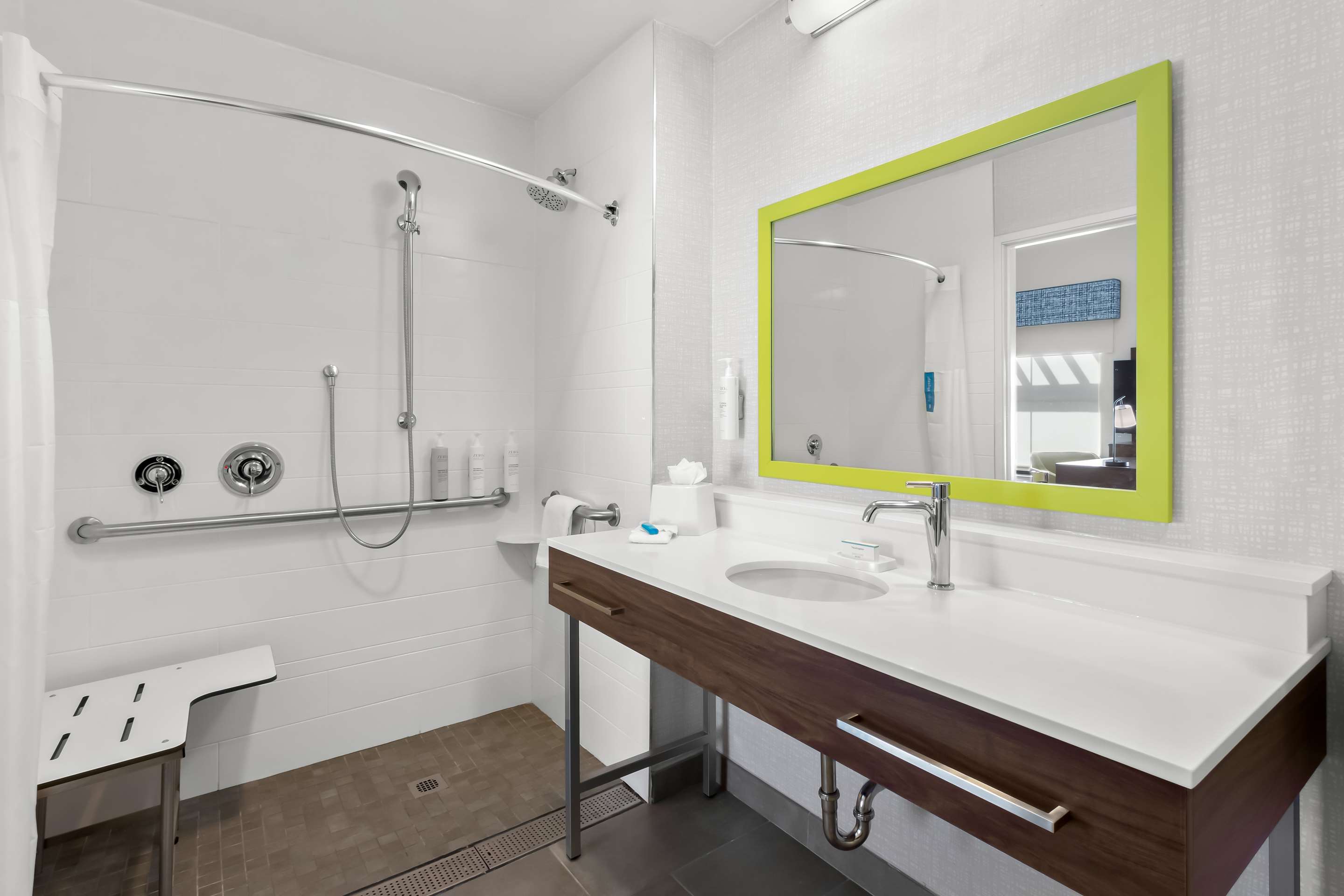 Guest room bath