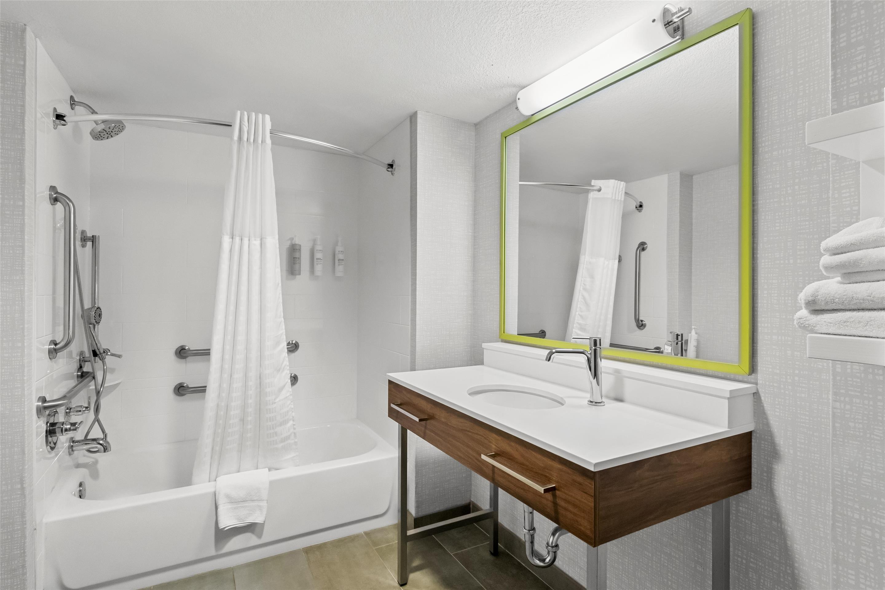 Guest room bath