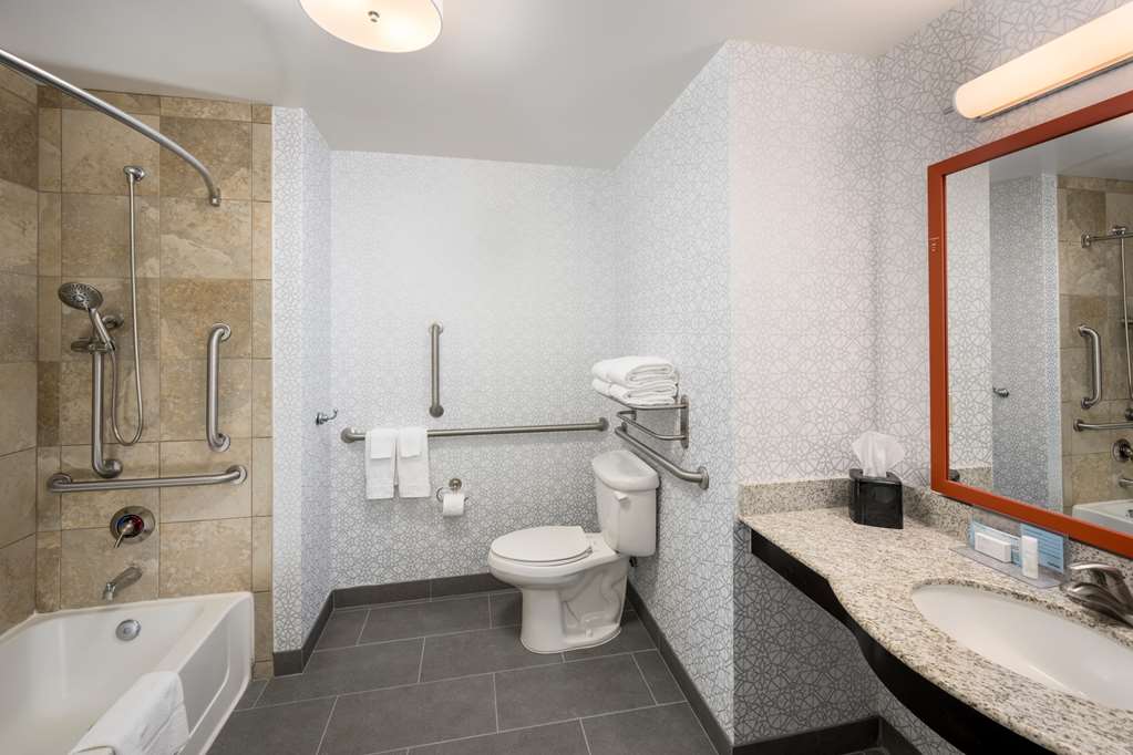 Hampton Inn & Suites by Hilton Phoenix North/Happy Valley Room Type - 1 KING ACC W TUB NON SMOK