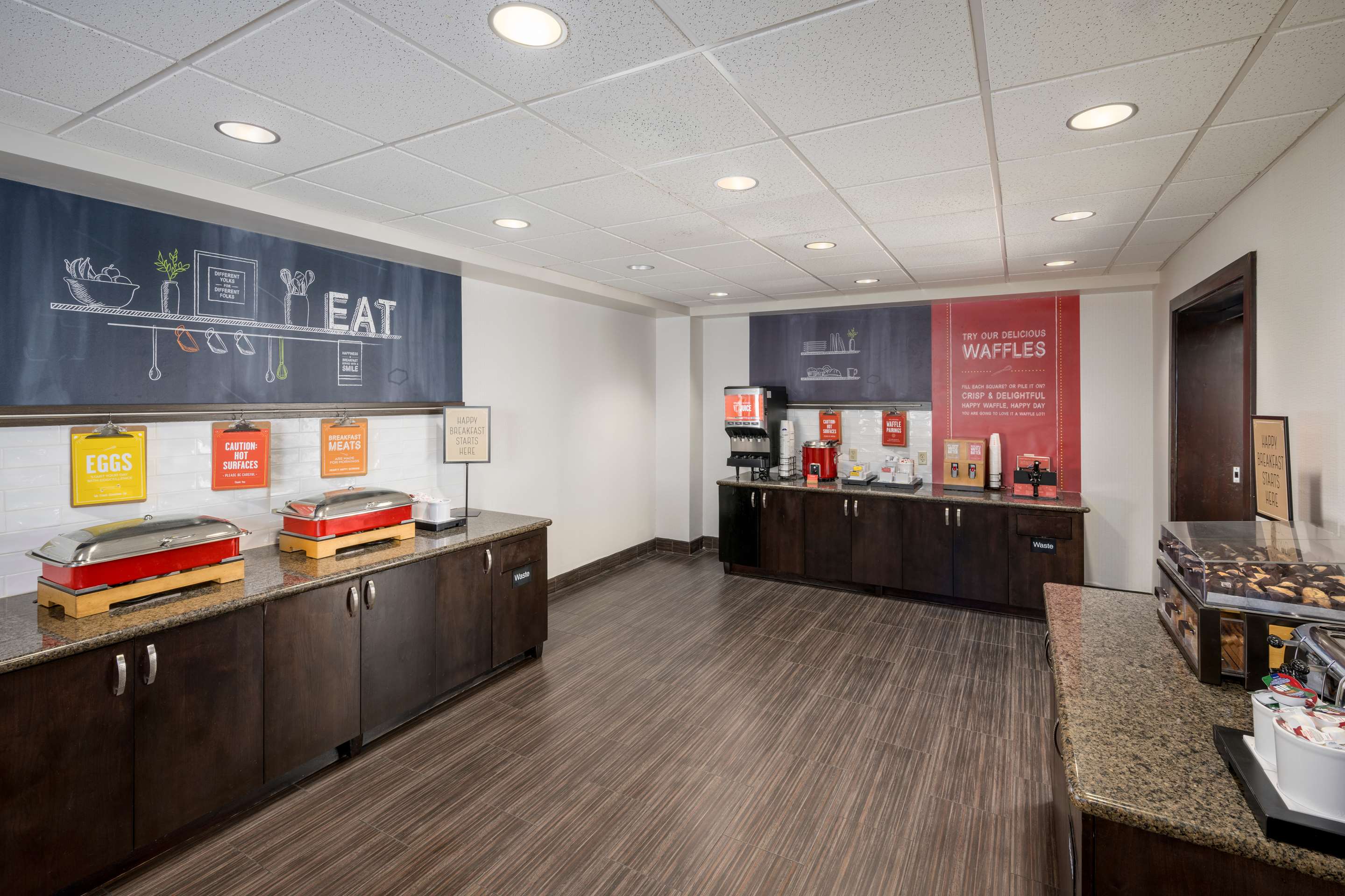 Breakfast Area | Hampton Inn & Suites Phoenix North/Happy Valley