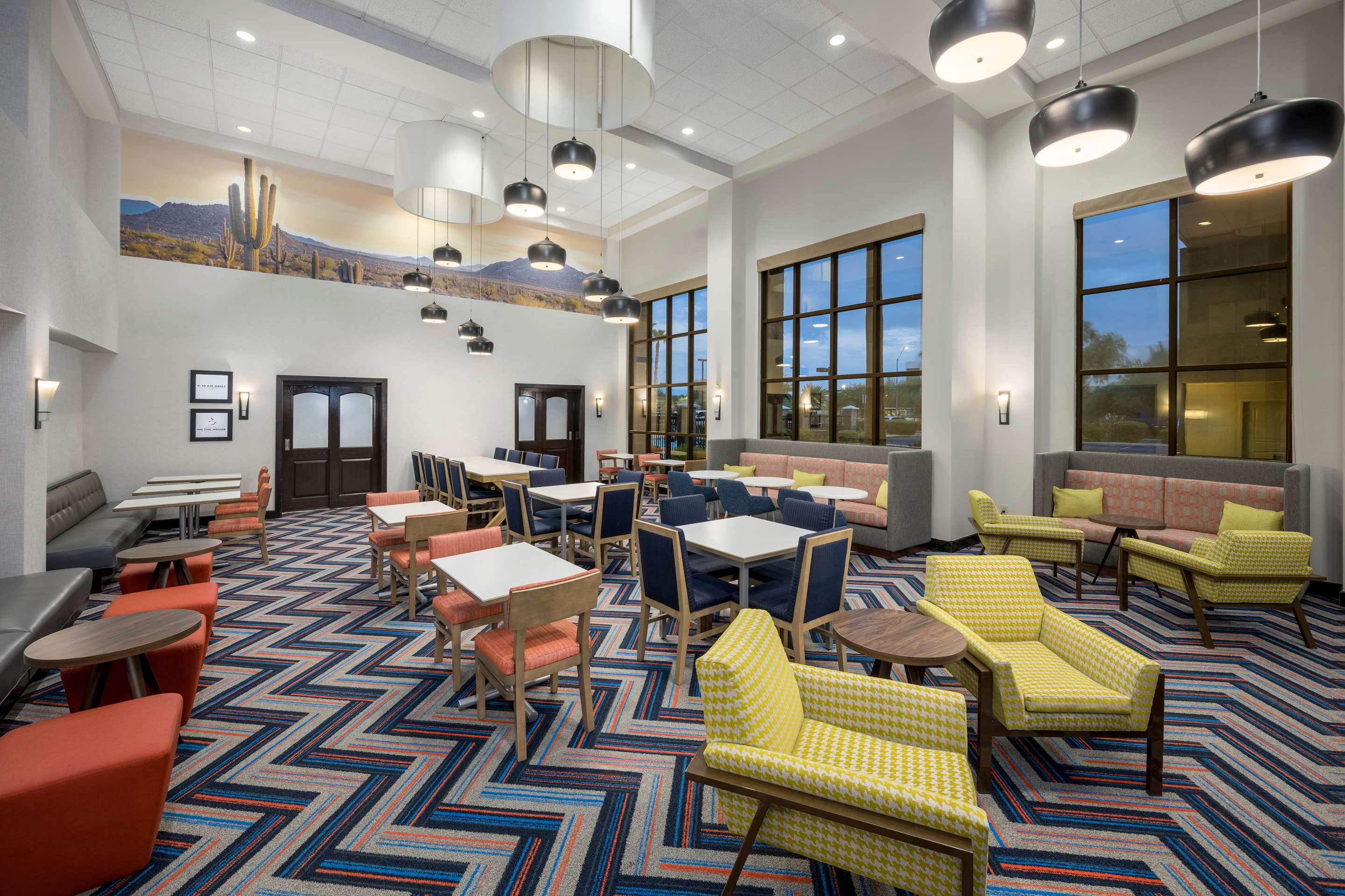 Breakfast Area | Hampton Inn & Suites Phoenix North/Happy Valley