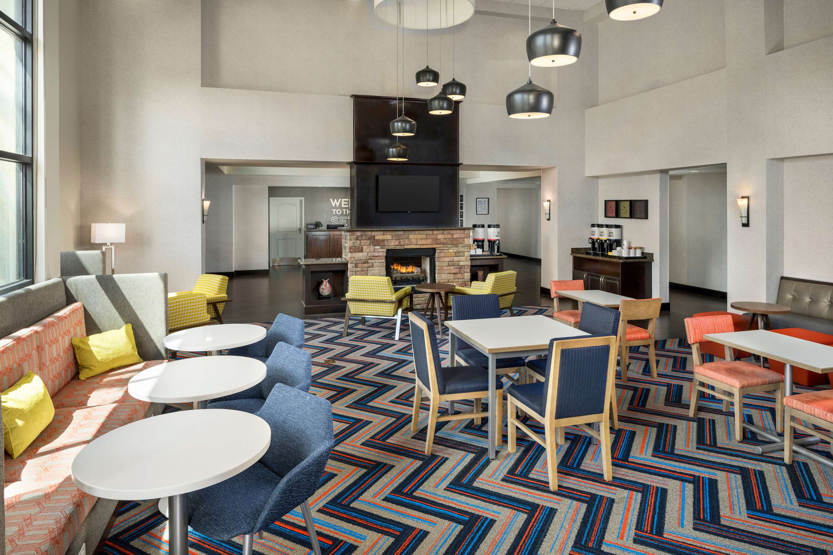 Breakfast Area | Hampton Inn & Suites Phoenix North/Happy Valley