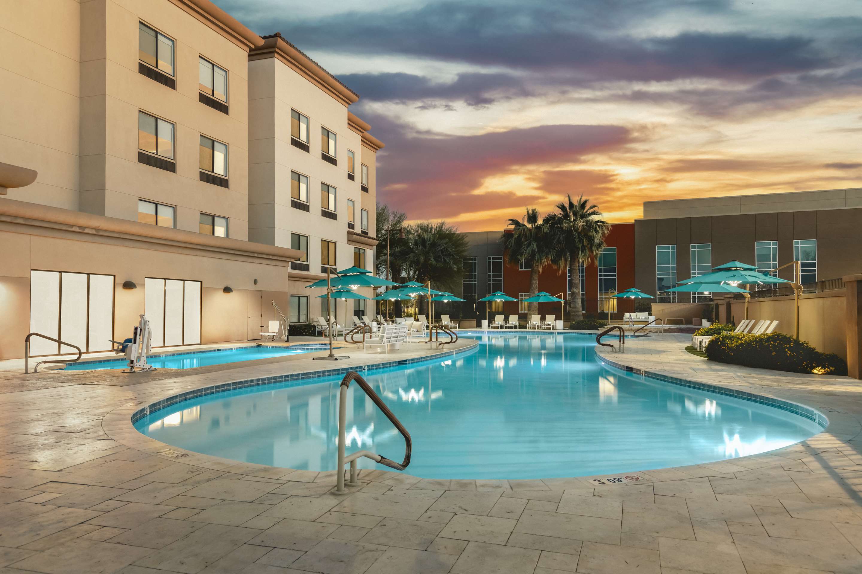 Pool | DoubleTree by Hilton Phoenix - Gilbert