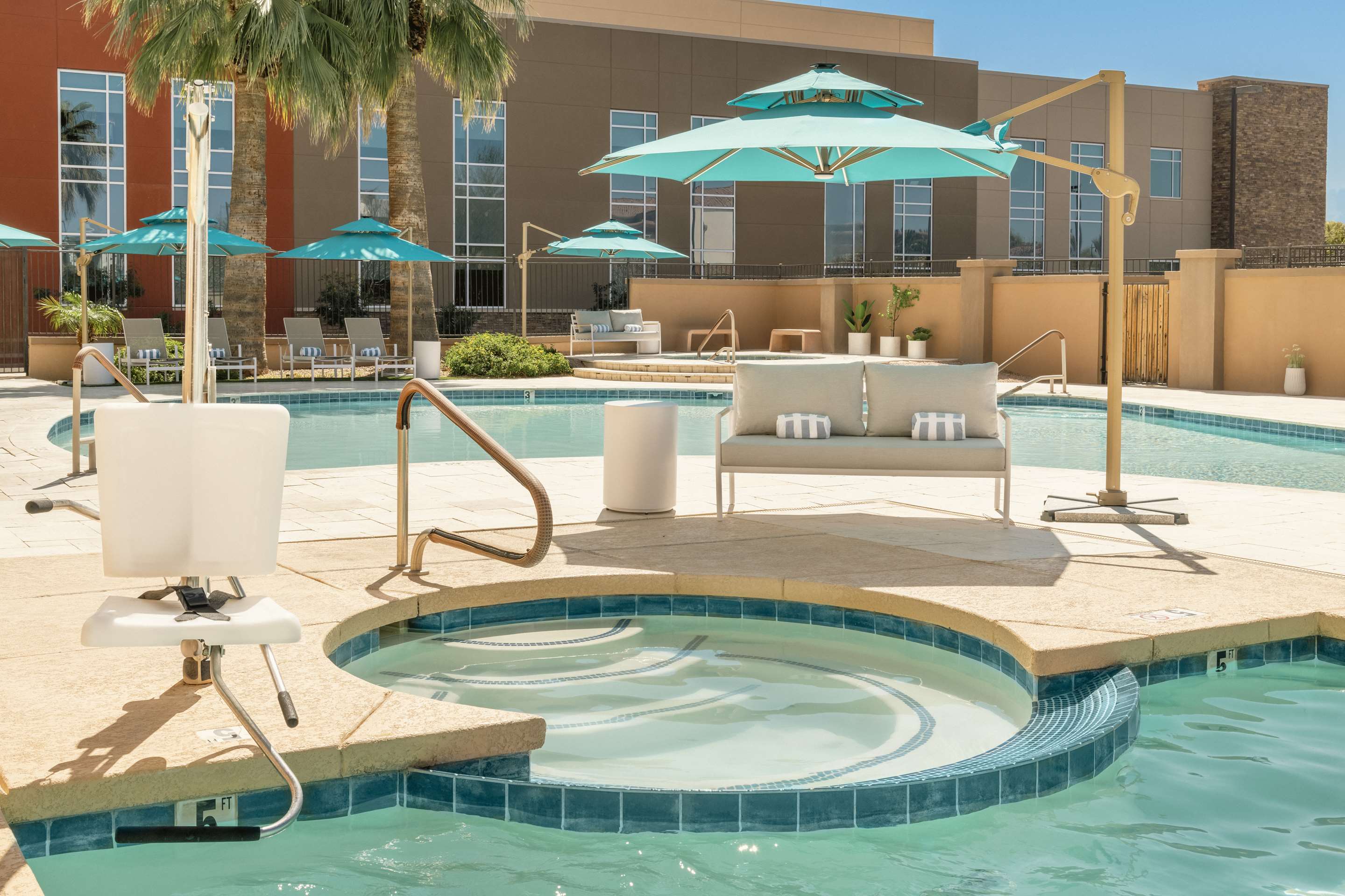Pool | DoubleTree by Hilton Phoenix - Gilbert