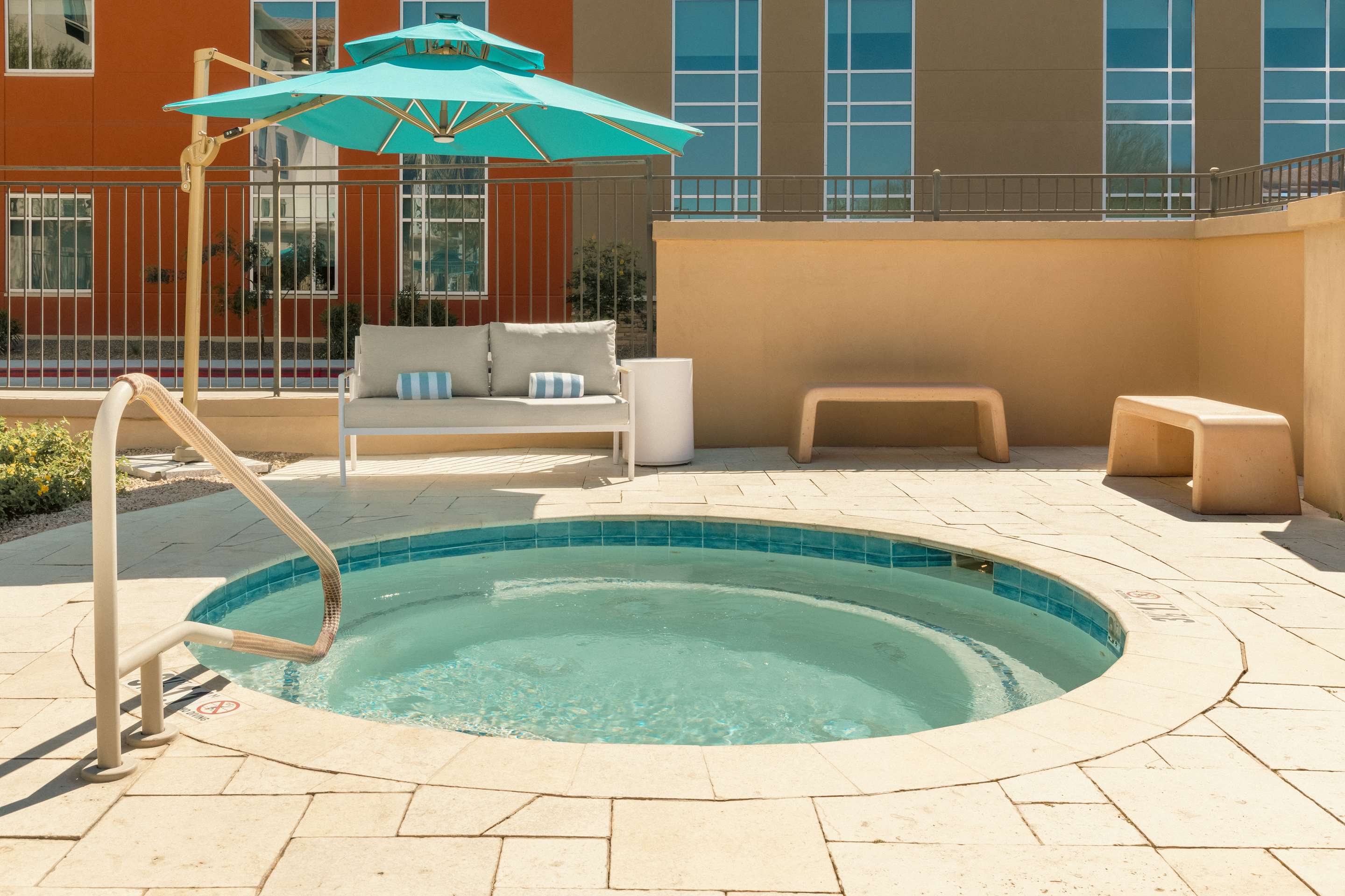 Pool | DoubleTree by Hilton Phoenix - Gilbert