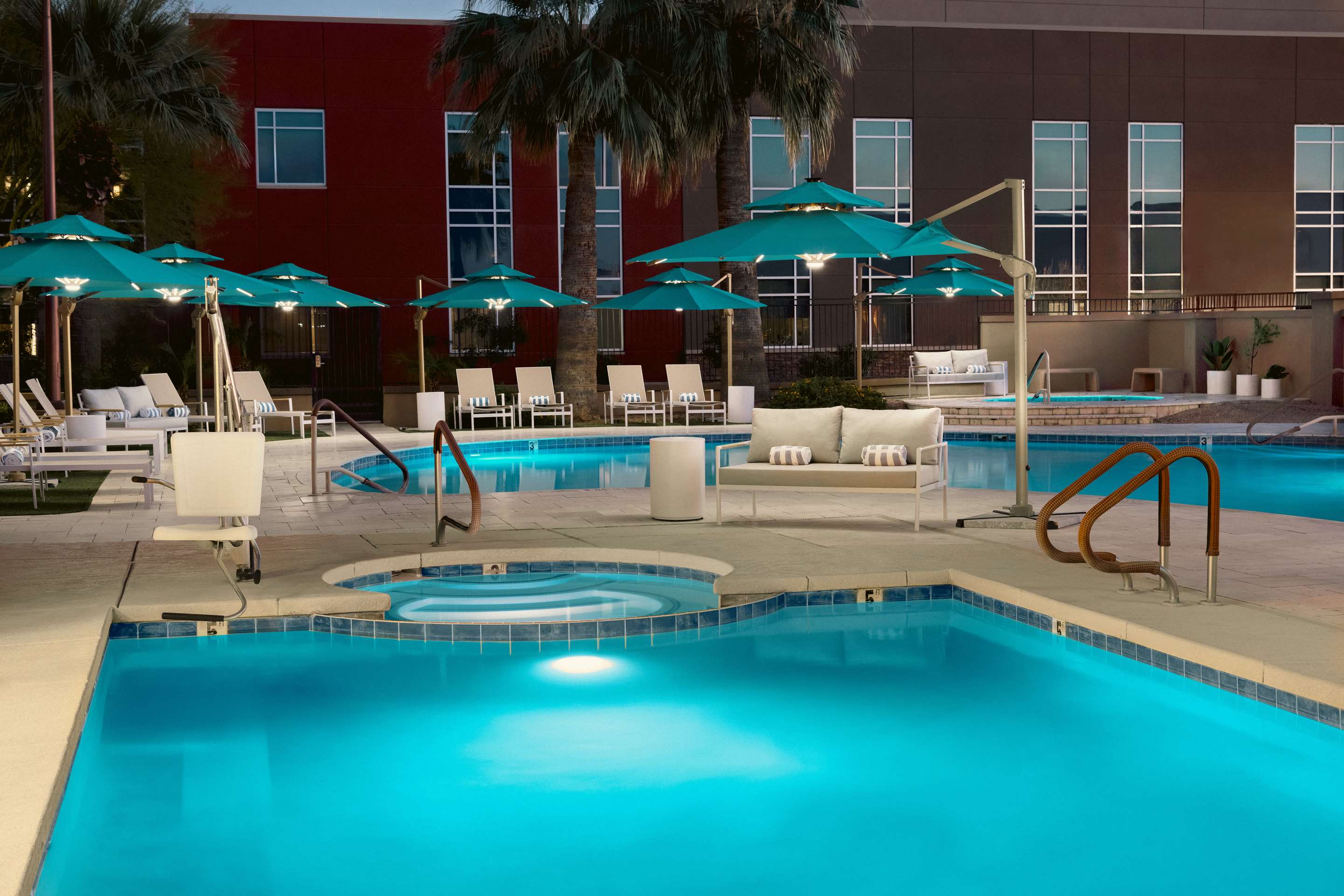 Pool | DoubleTree by Hilton Phoenix - Gilbert