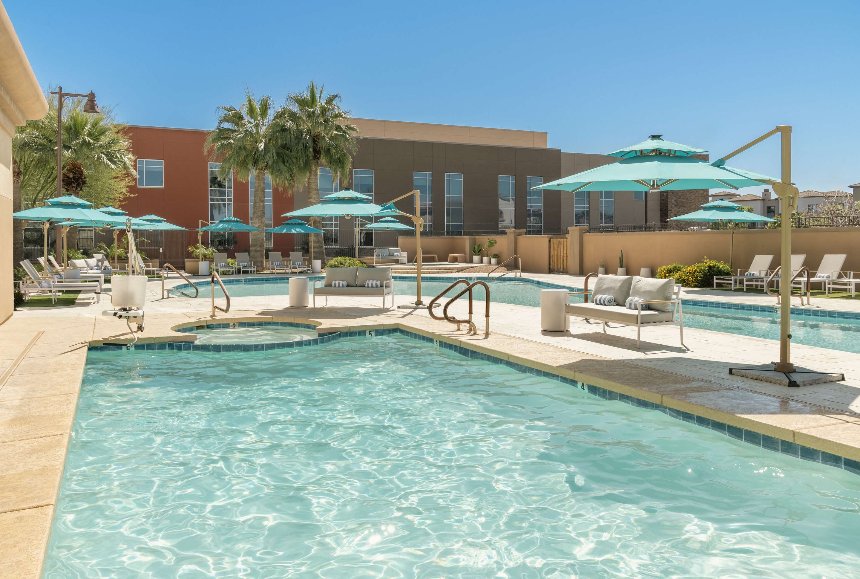 Pool | DoubleTree by Hilton Phoenix - Gilbert