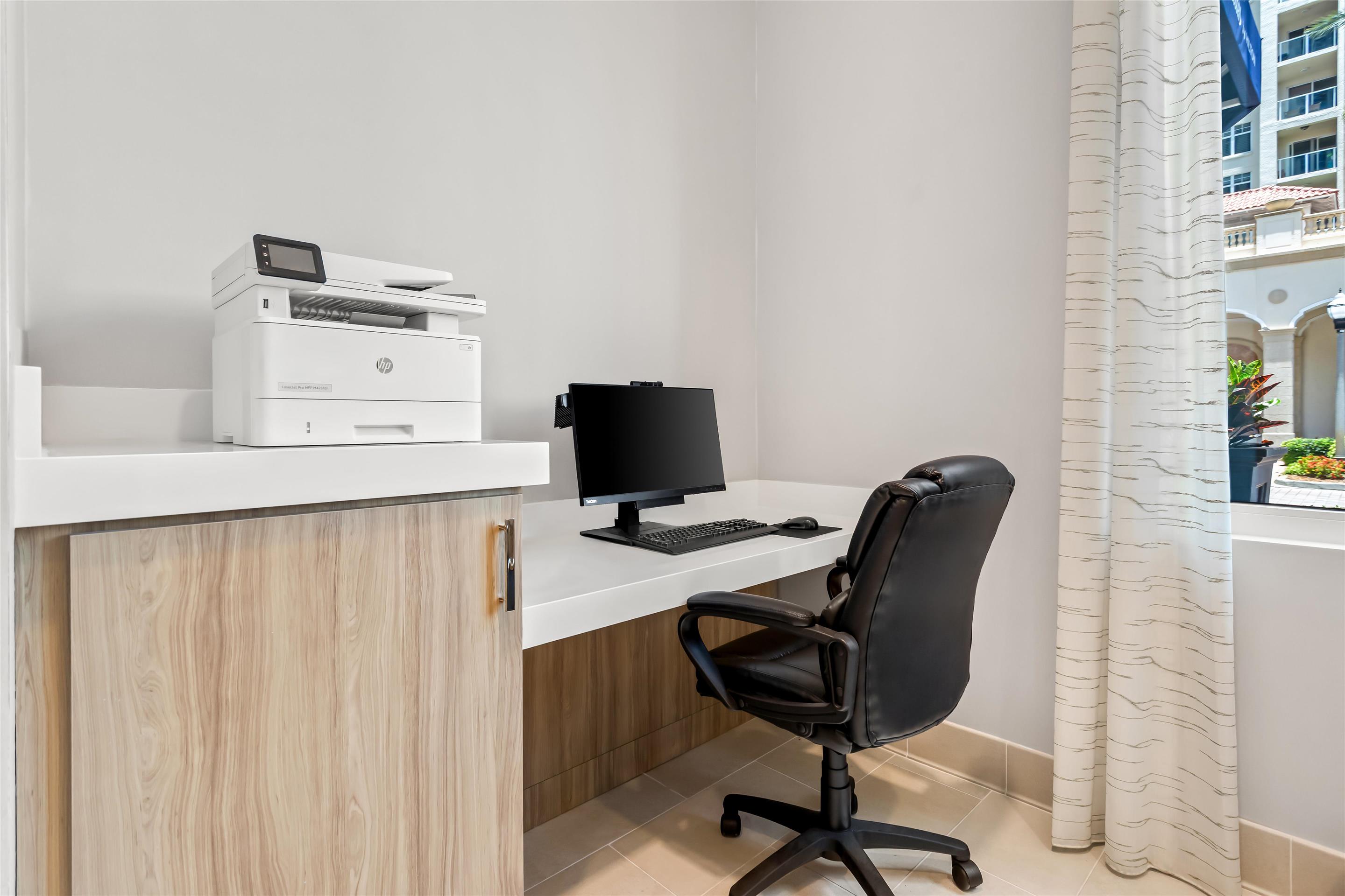 Business Center | Hampton Inn & Suites St. Petersburg/Downtown