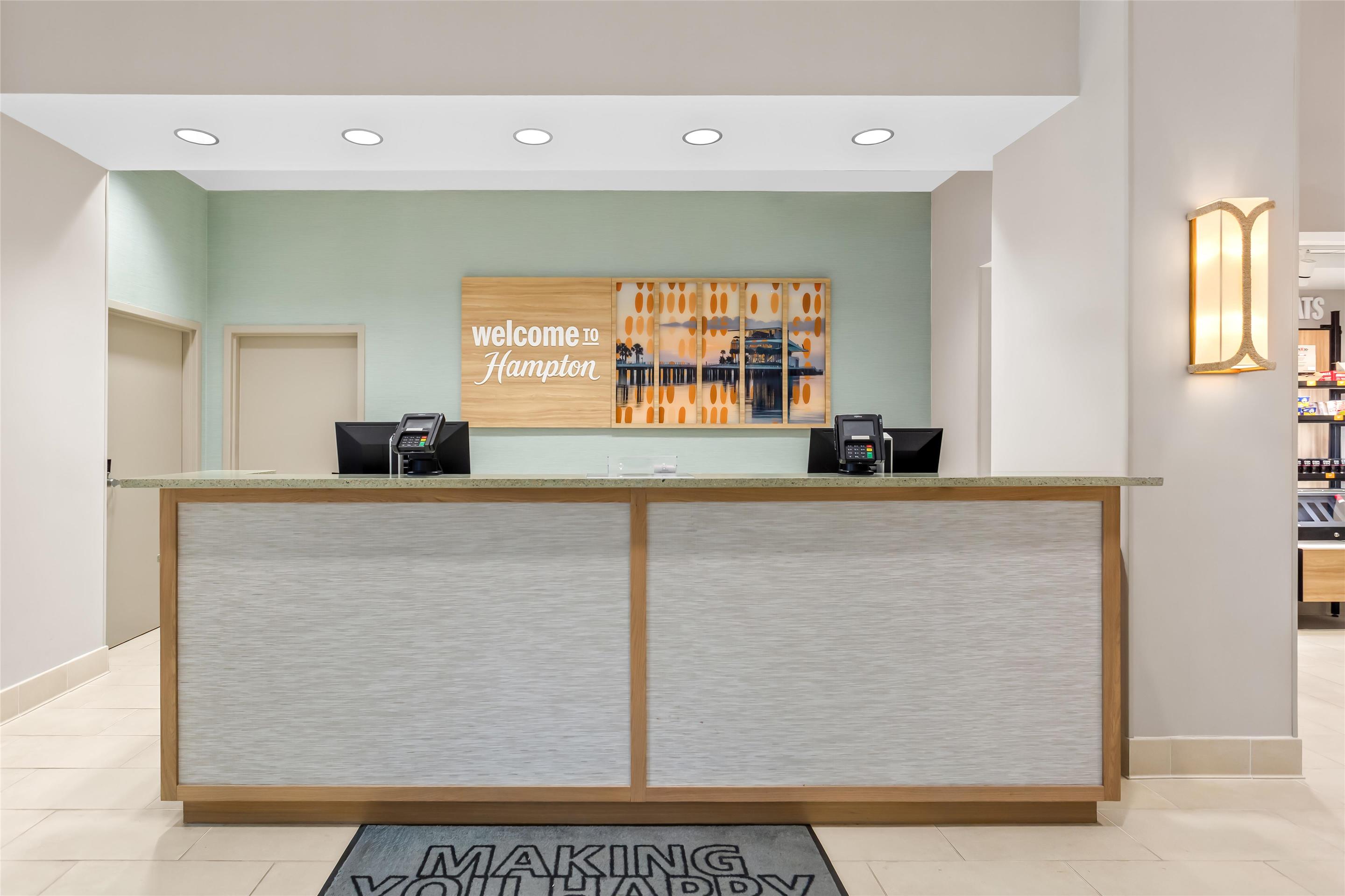 Reception | Hampton Inn & Suites St. Petersburg/Downtown