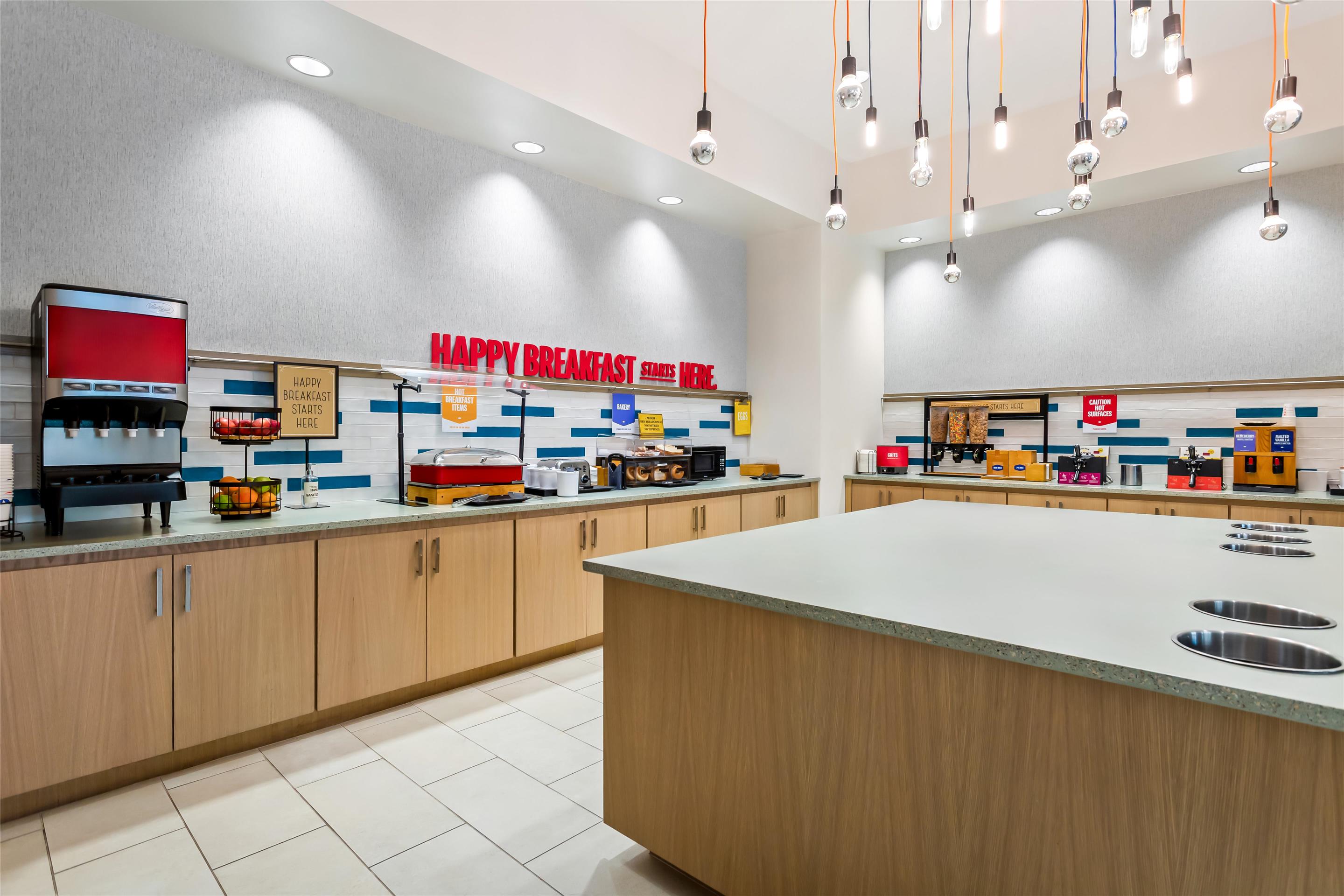 Breakfast Area | Hampton Inn & Suites St. Petersburg/Downtown