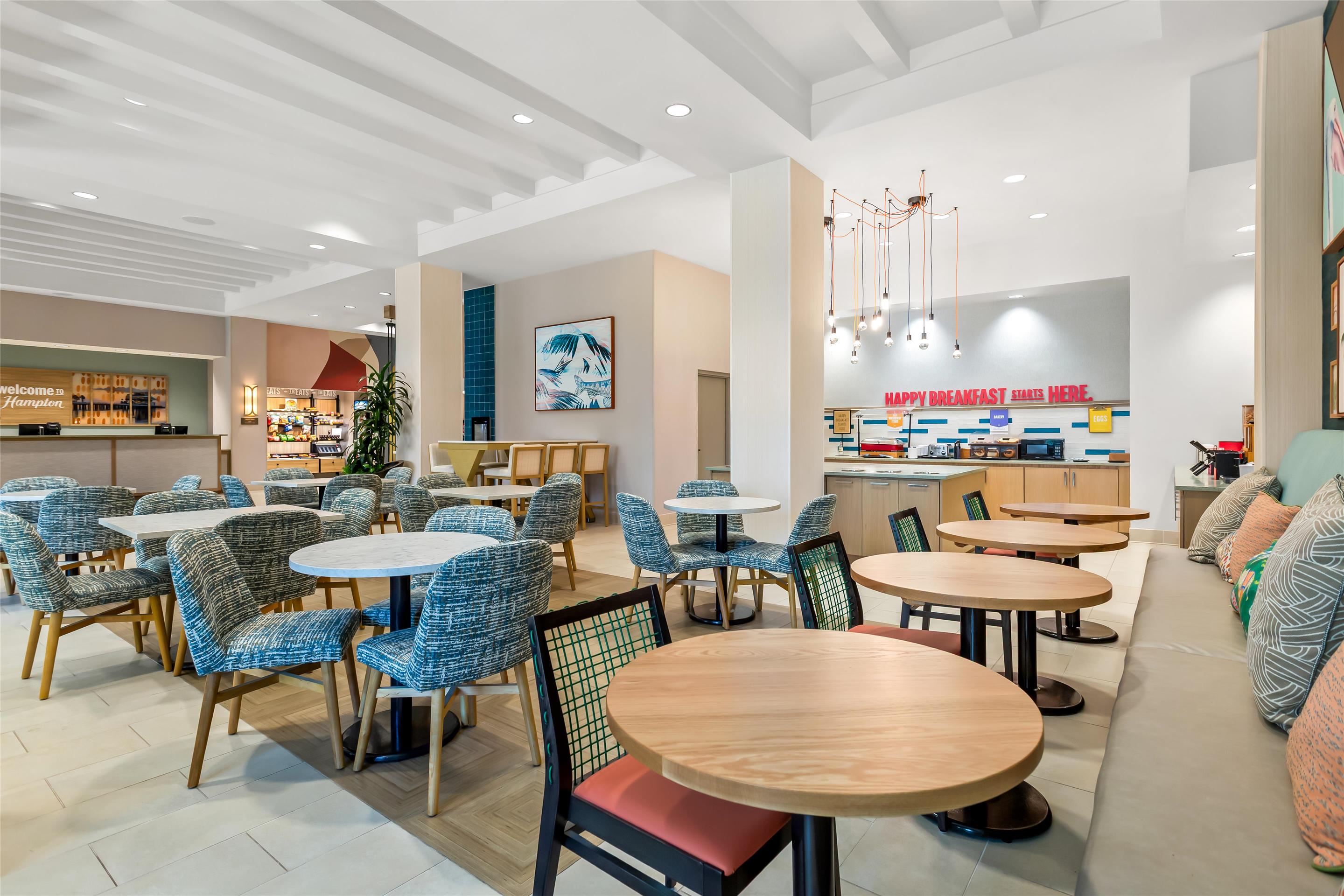 Breakfast Area | Hampton Inn & Suites St. Petersburg/Downtown