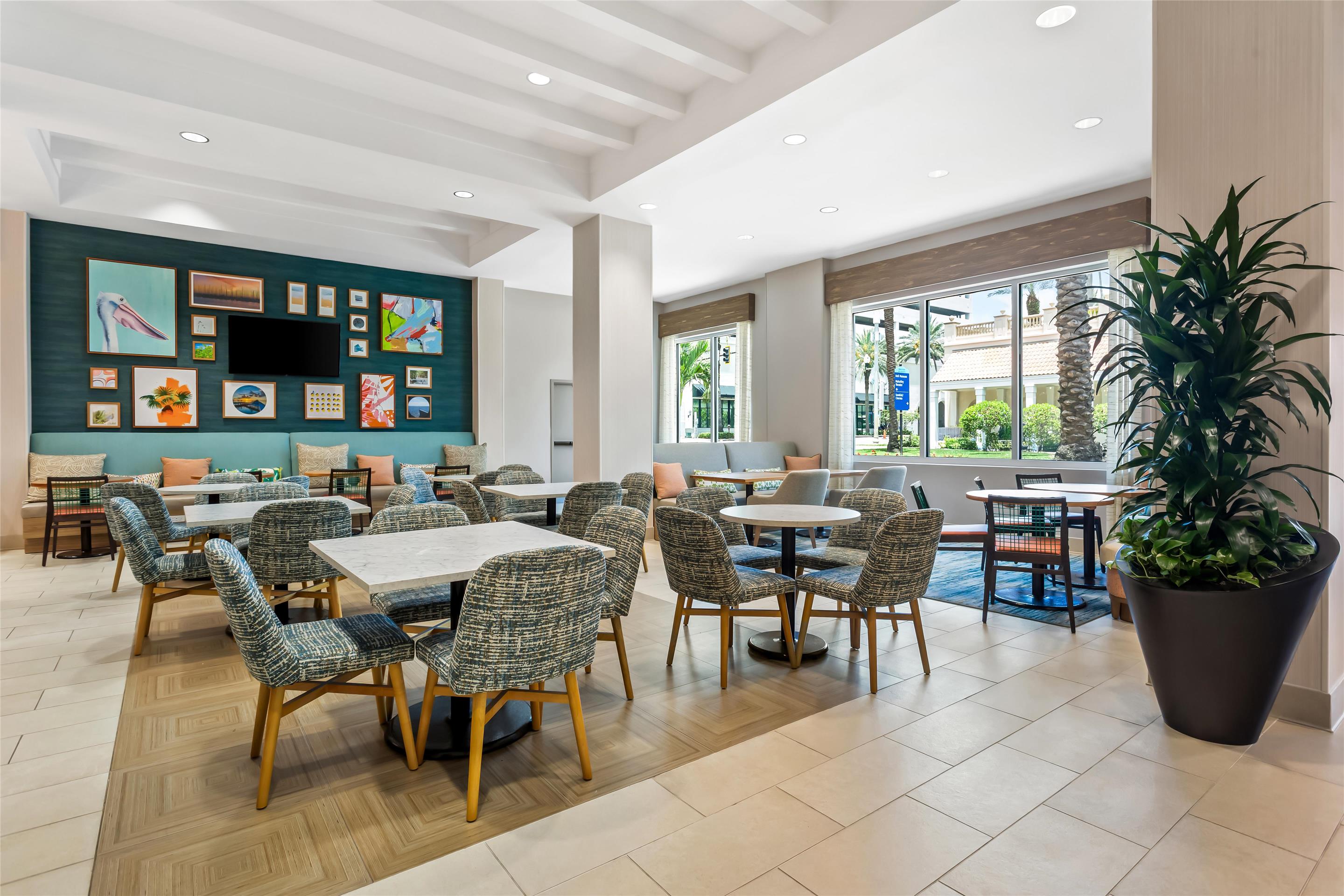 Breakfast Area | Hampton Inn & Suites St. Petersburg/Downtown