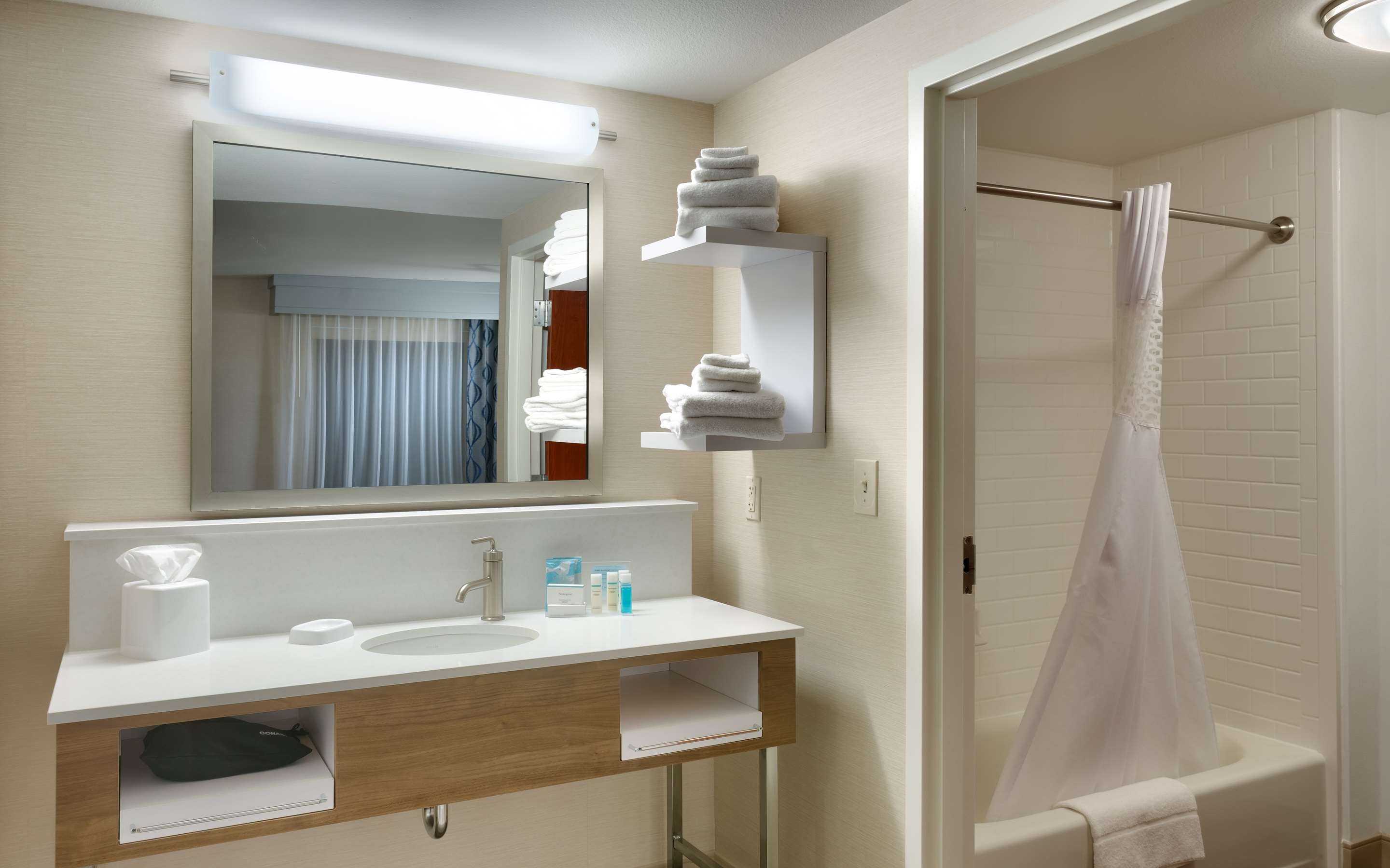 Guest room bath