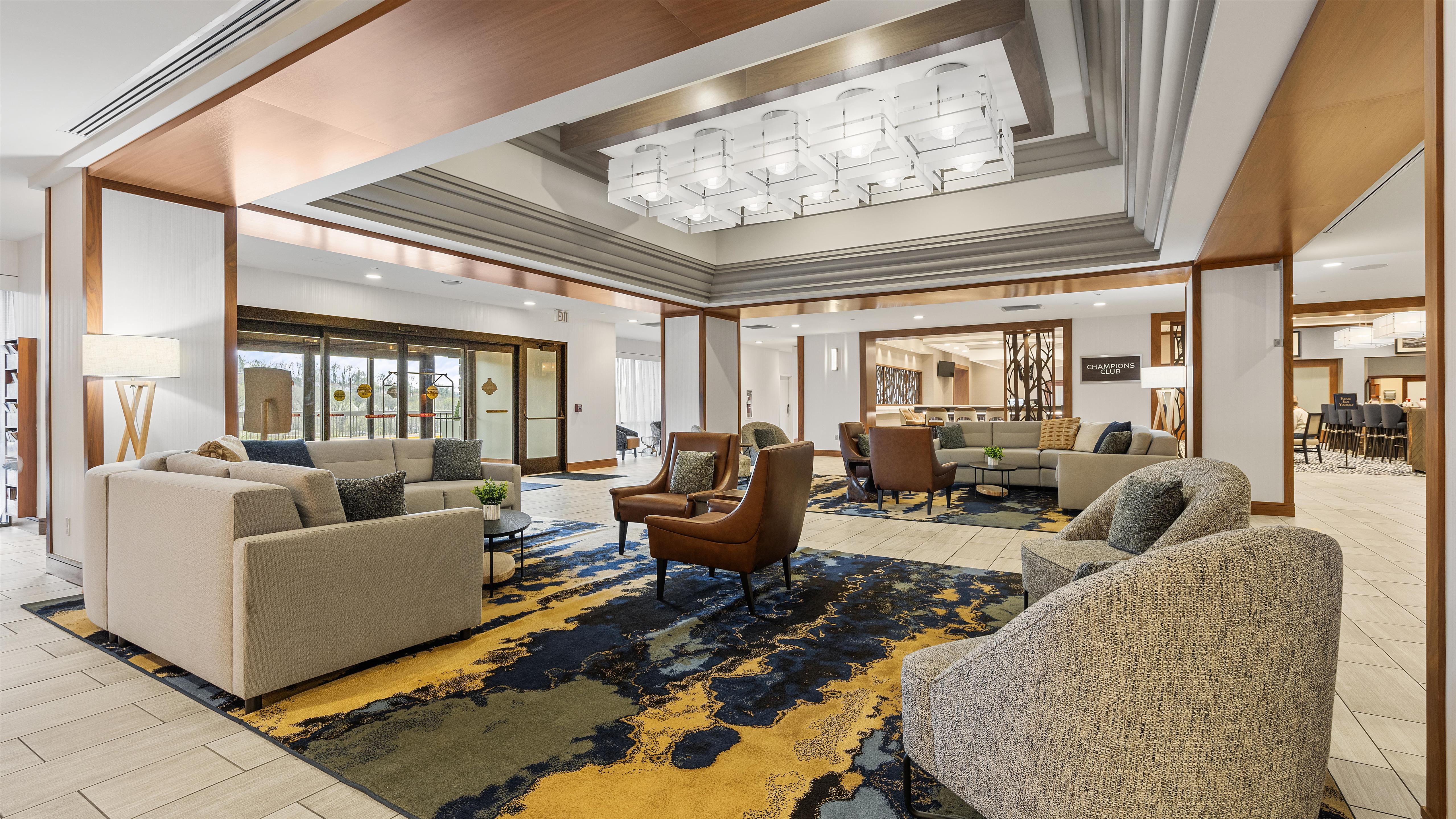 Lobby | DoubleTree by Hilton Pittsburgh - Green Tree