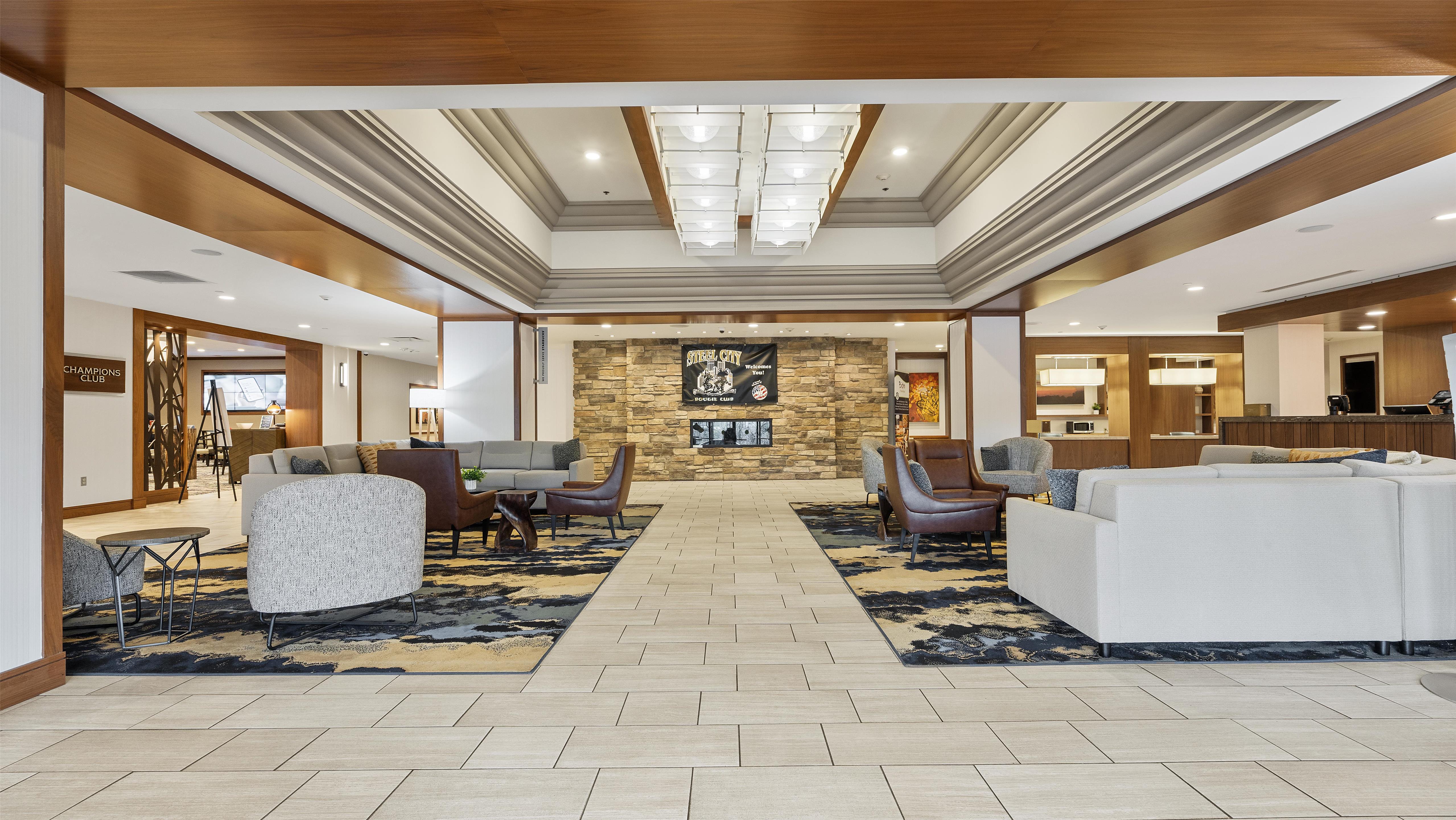Lobby | DoubleTree by Hilton Pittsburgh - Green Tree