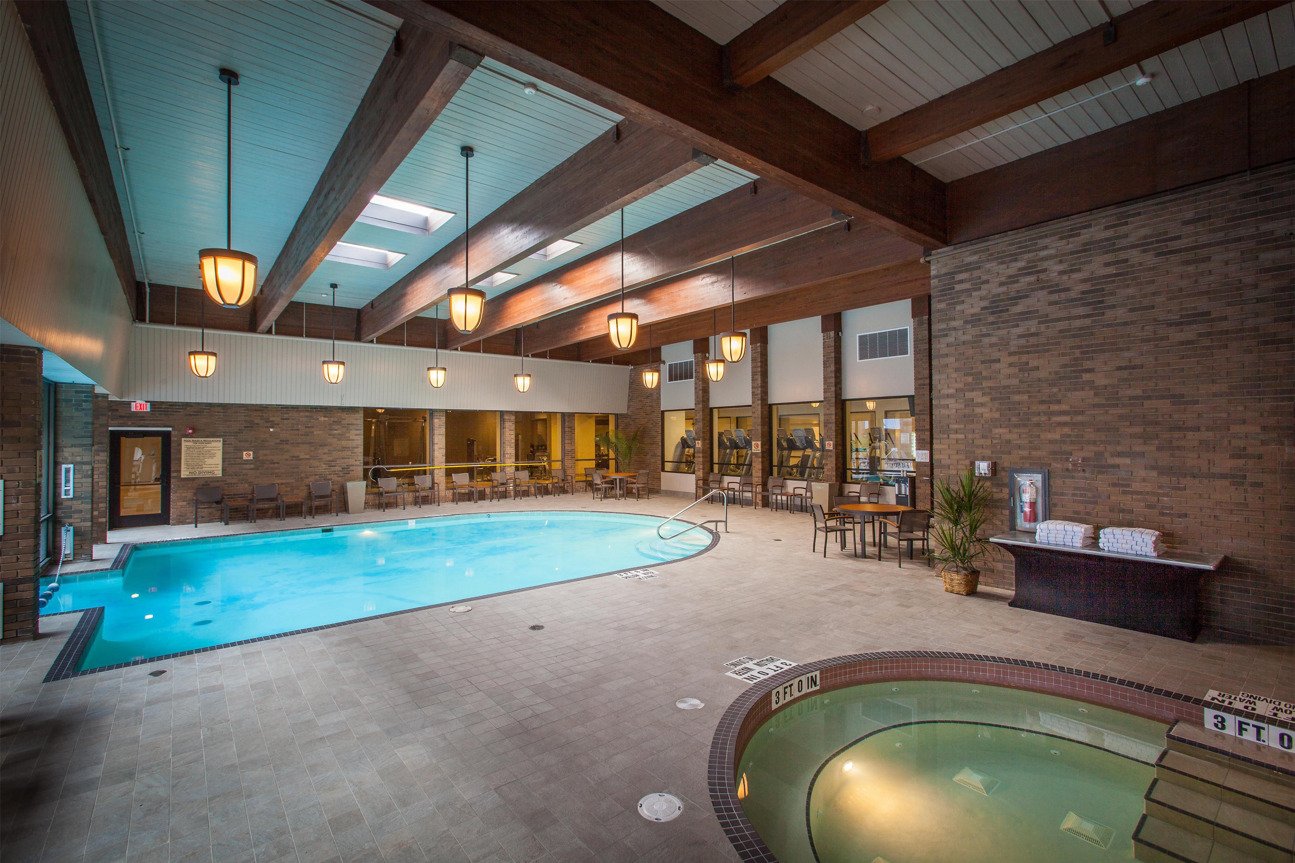 Pool | DoubleTree by Hilton Pittsburgh - Green Tree