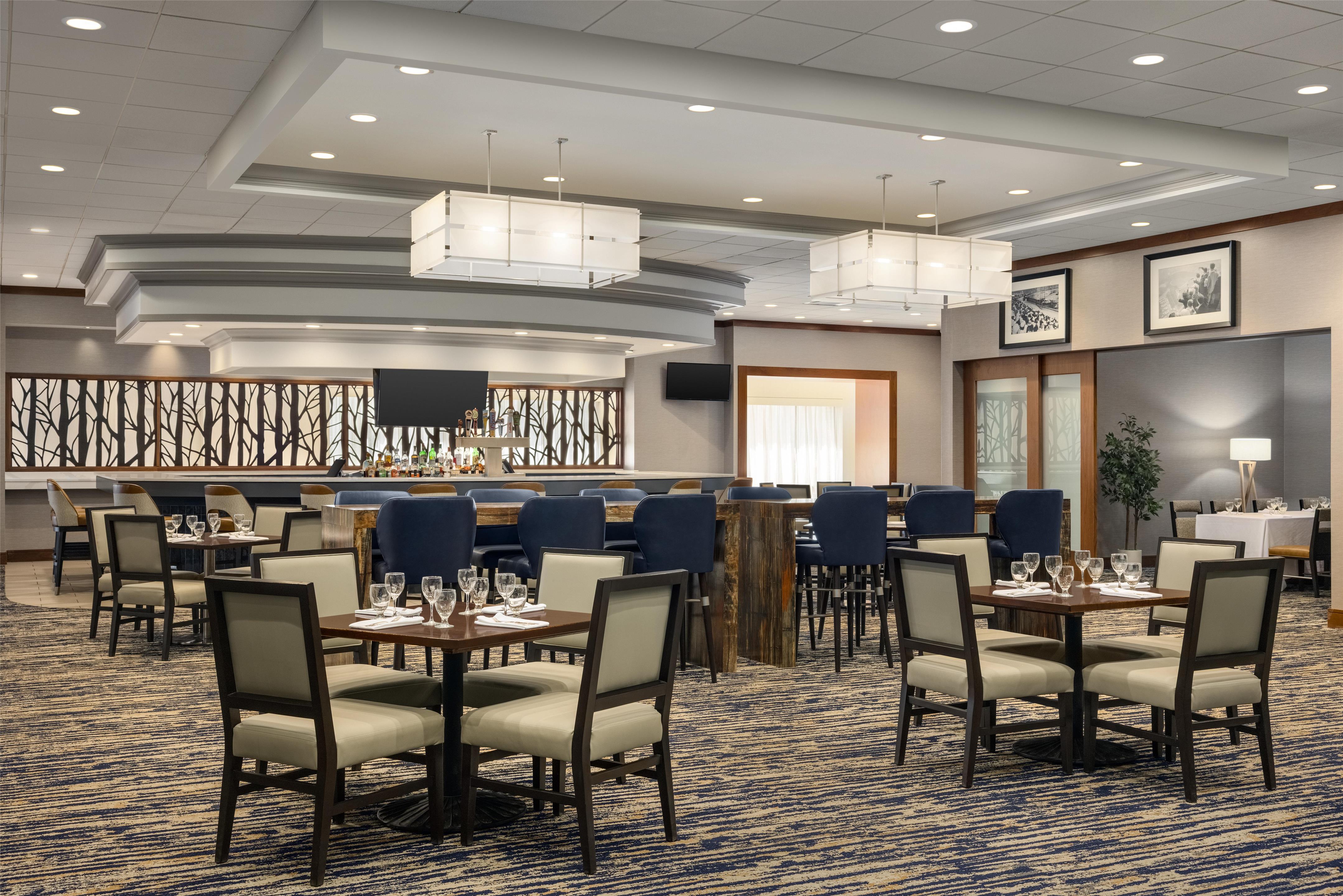 Restaurant | DoubleTree by Hilton Pittsburgh - Green Tree