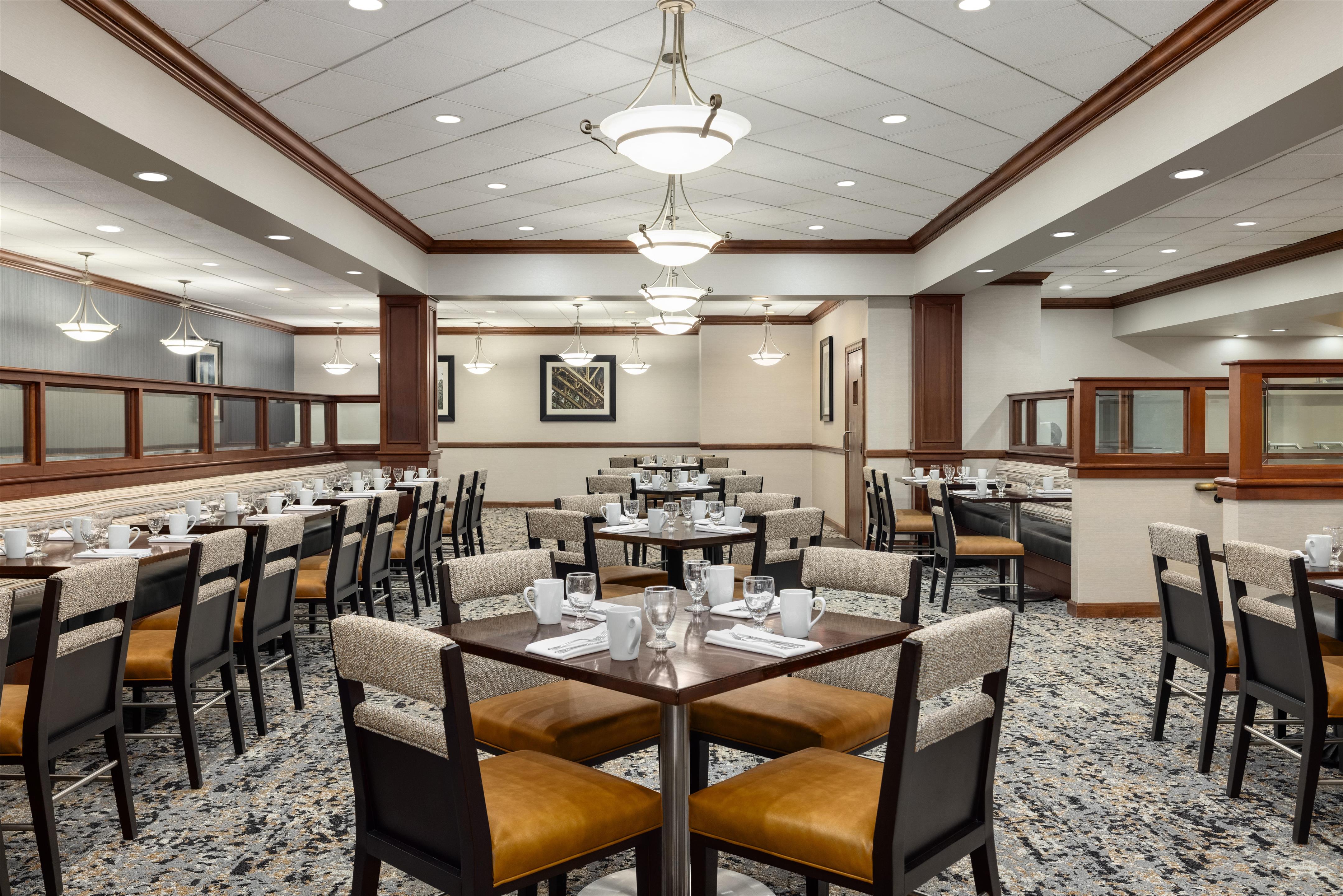Restaurant | DoubleTree by Hilton Pittsburgh - Green Tree