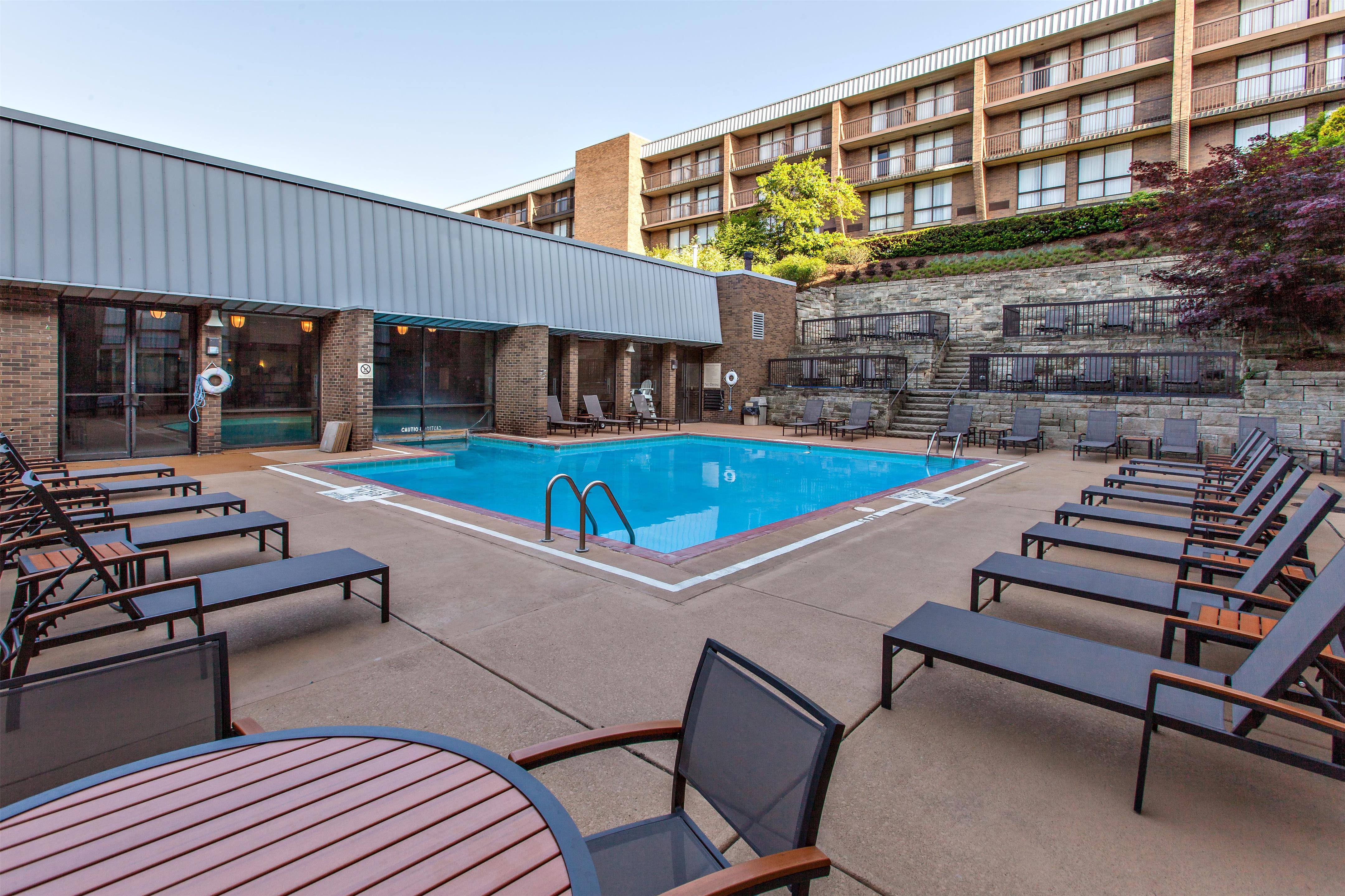 Pool | DoubleTree by Hilton Pittsburgh - Green Tree