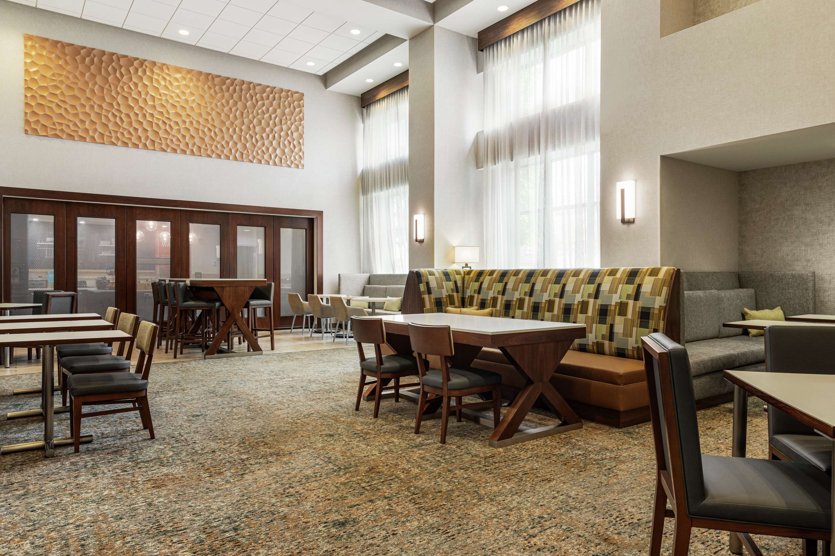 Breakfast Area | Hampton Inn & Suites Pittsburgh/Waterfront-West Homestead