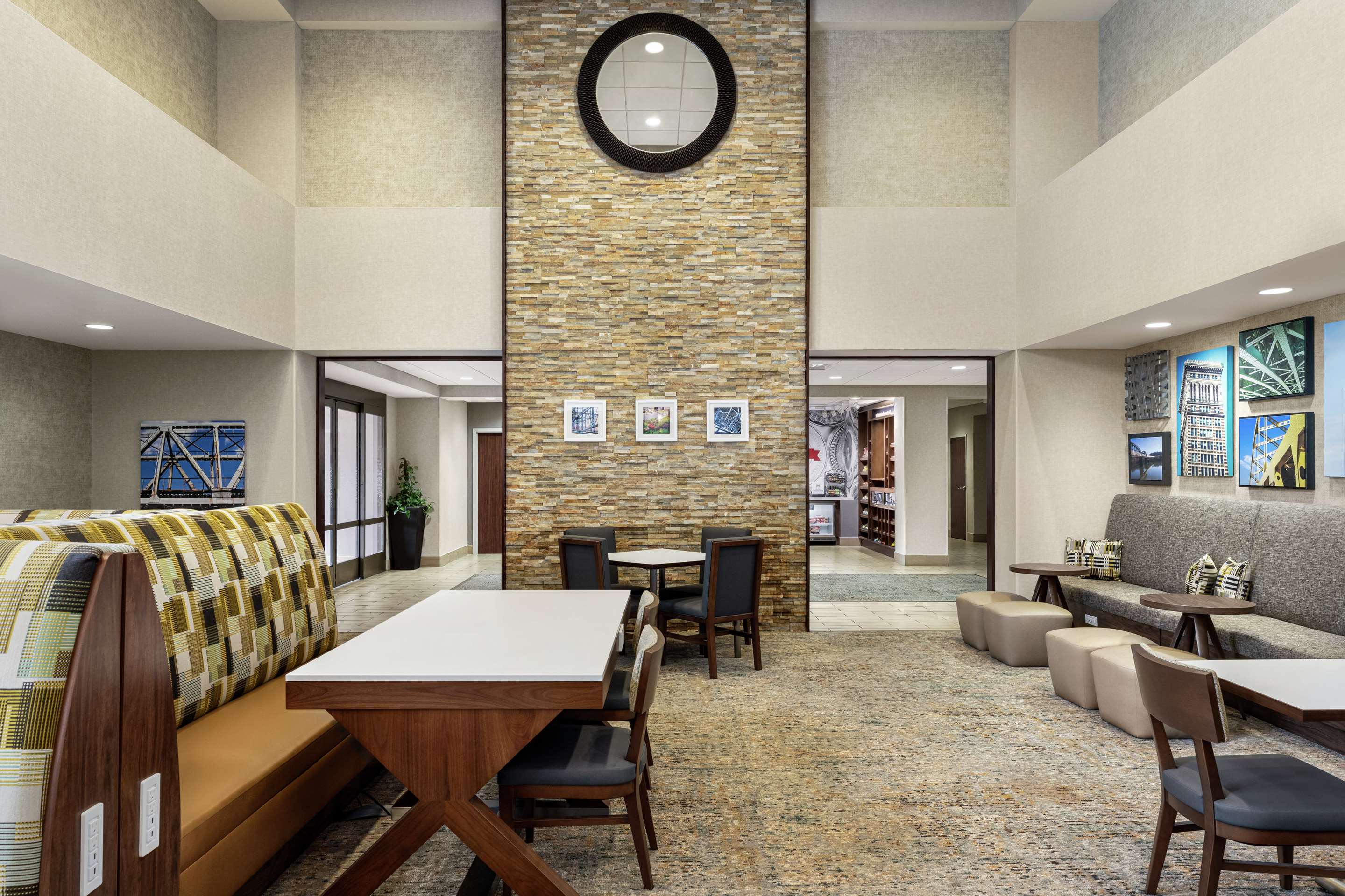 Lobby | Hampton Inn & Suites Pittsburgh/Waterfront-West Homestead