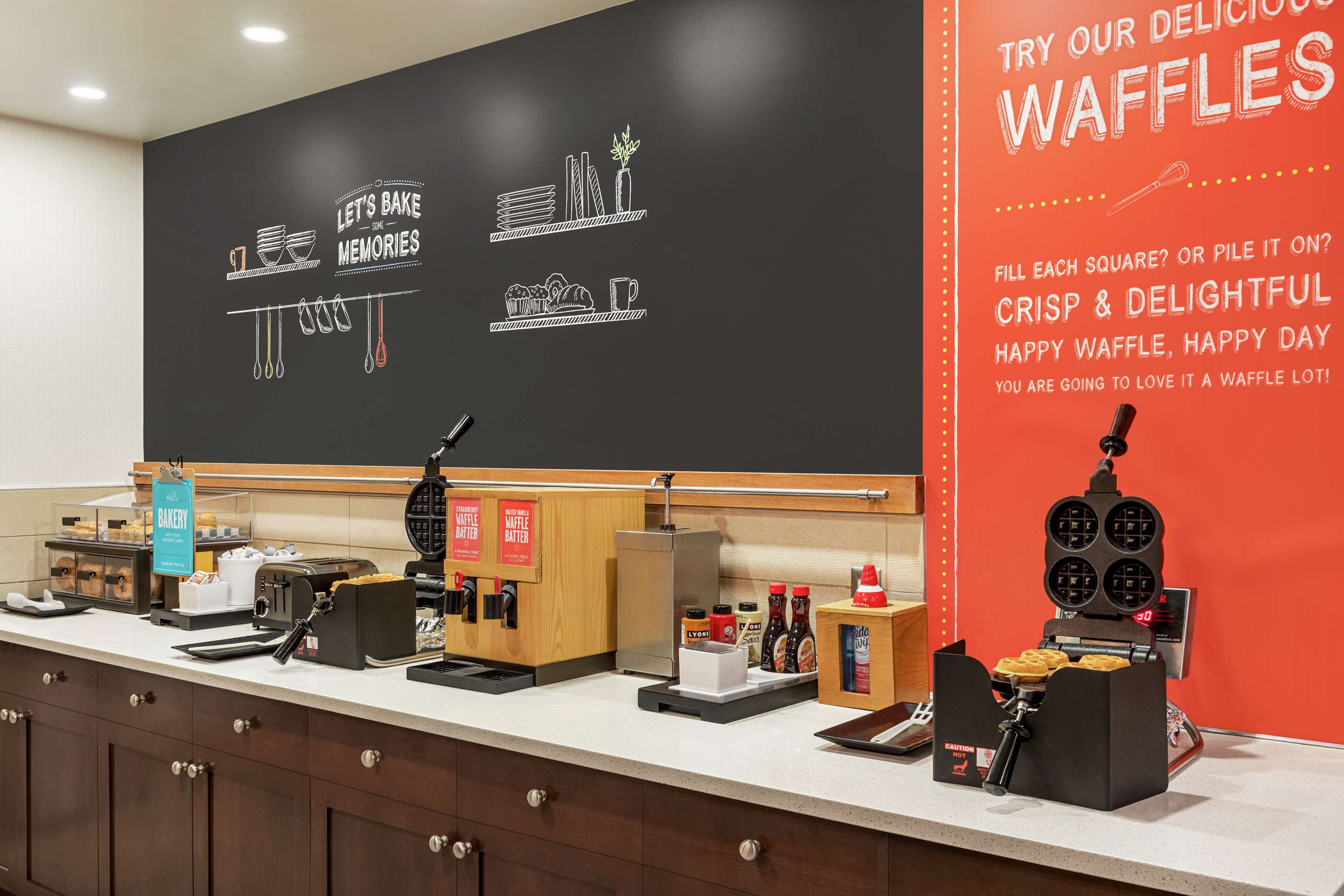 Breakfast Area | Hampton Inn & Suites Pittsburgh/Waterfront-West Homestead