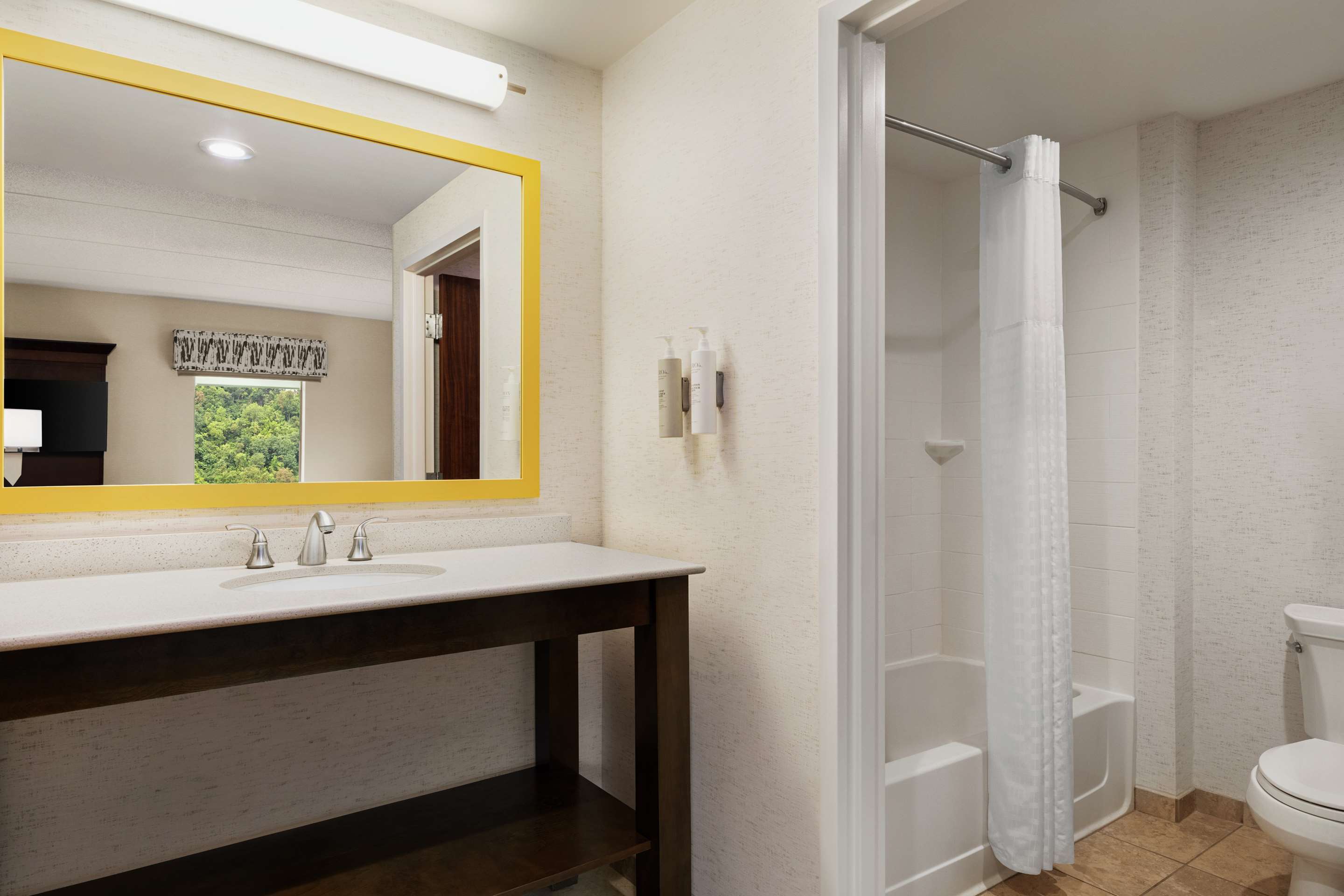 Guest room bath