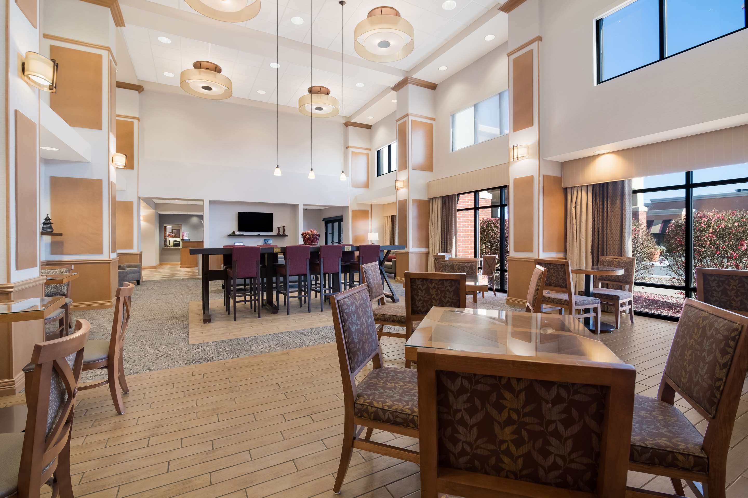 Breakfast Area | Hampton Inn & Suites Plattsburgh
