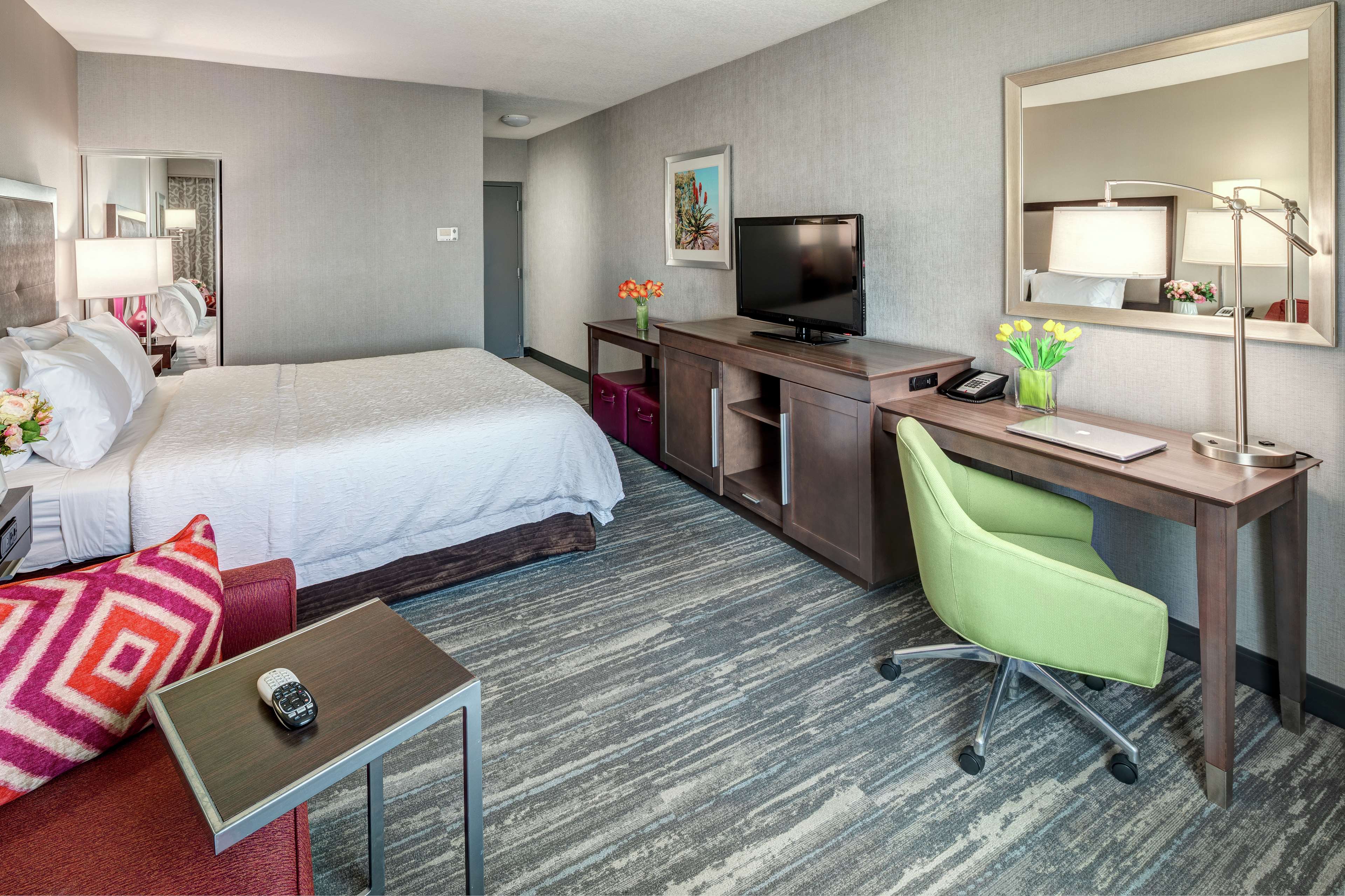Hampton Inn & Suites by Hilton Palm Desert - Tap to explore photos
